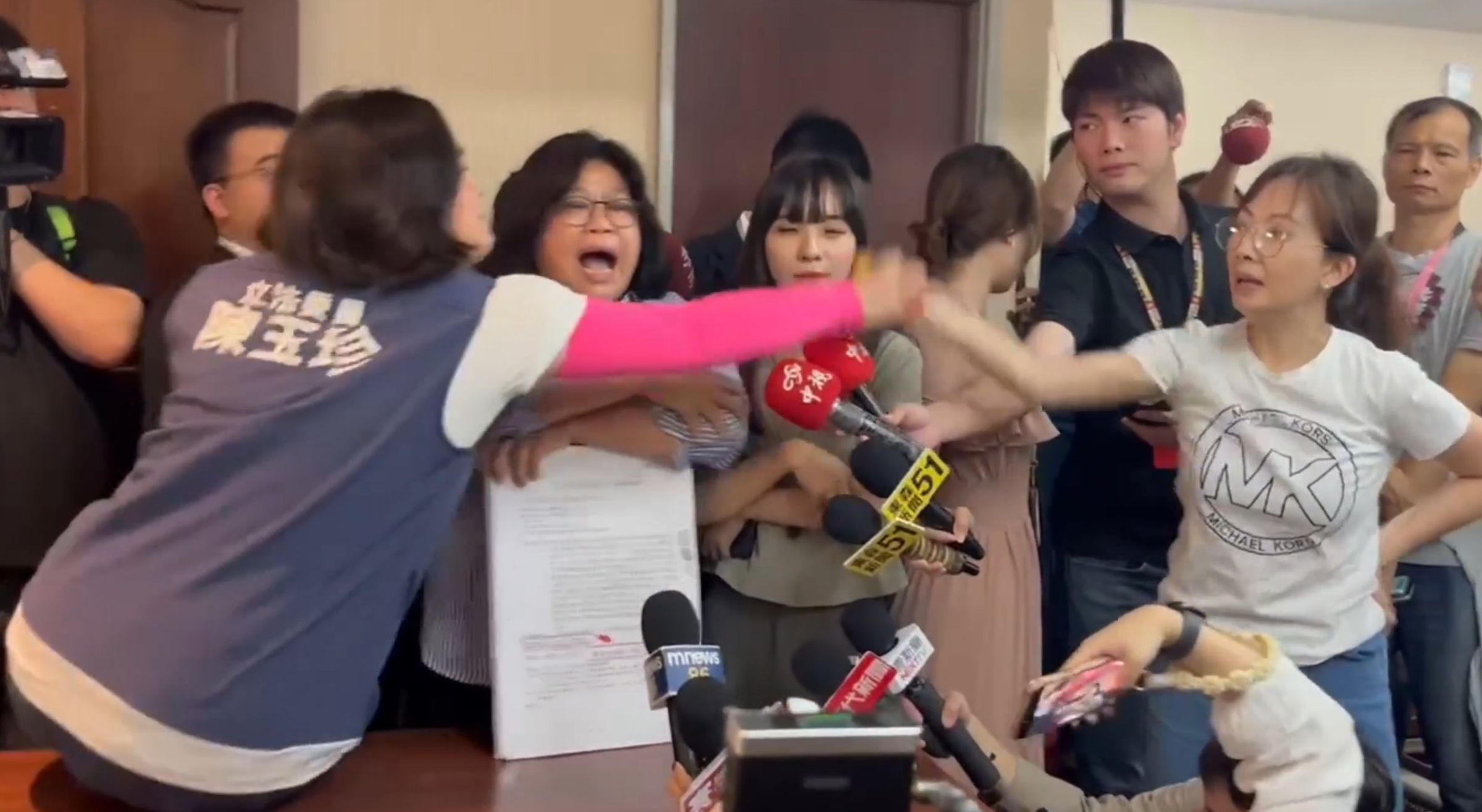 國民黨立委陳玉珍被尖叫雞激怒，動手試圖搶走，結果卻抓傷民進黨立委郭昱晴。（翻攝自民進黨立法院黨團臉書粉專）