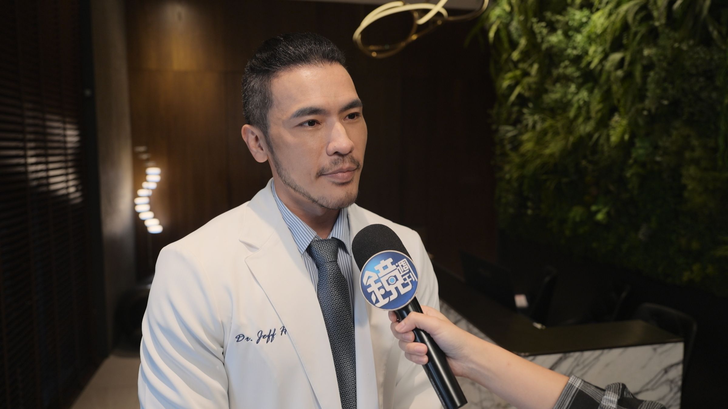 院長黃政傑醫師傳達《越L’EXCELLENCE美的事務所》品牌理念，由內而外、兼顧身心平衡，帶著顧客開啟高質感的變美旅程。