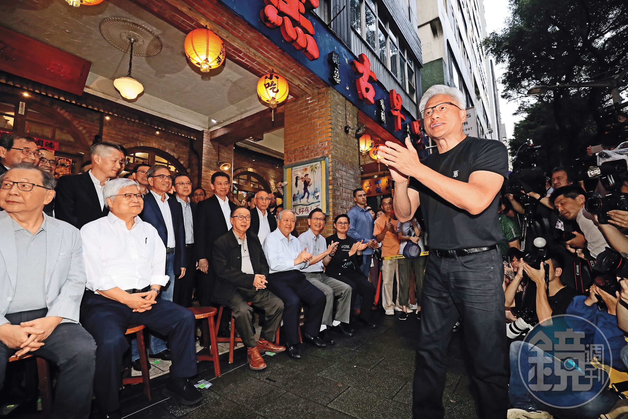 今年5月,黃仁勳舉辦「兆元宴」邀請台廠供應鏈夥伴餐敘,雖然黃柏漙沒在畫面中出現,但當天有出席。