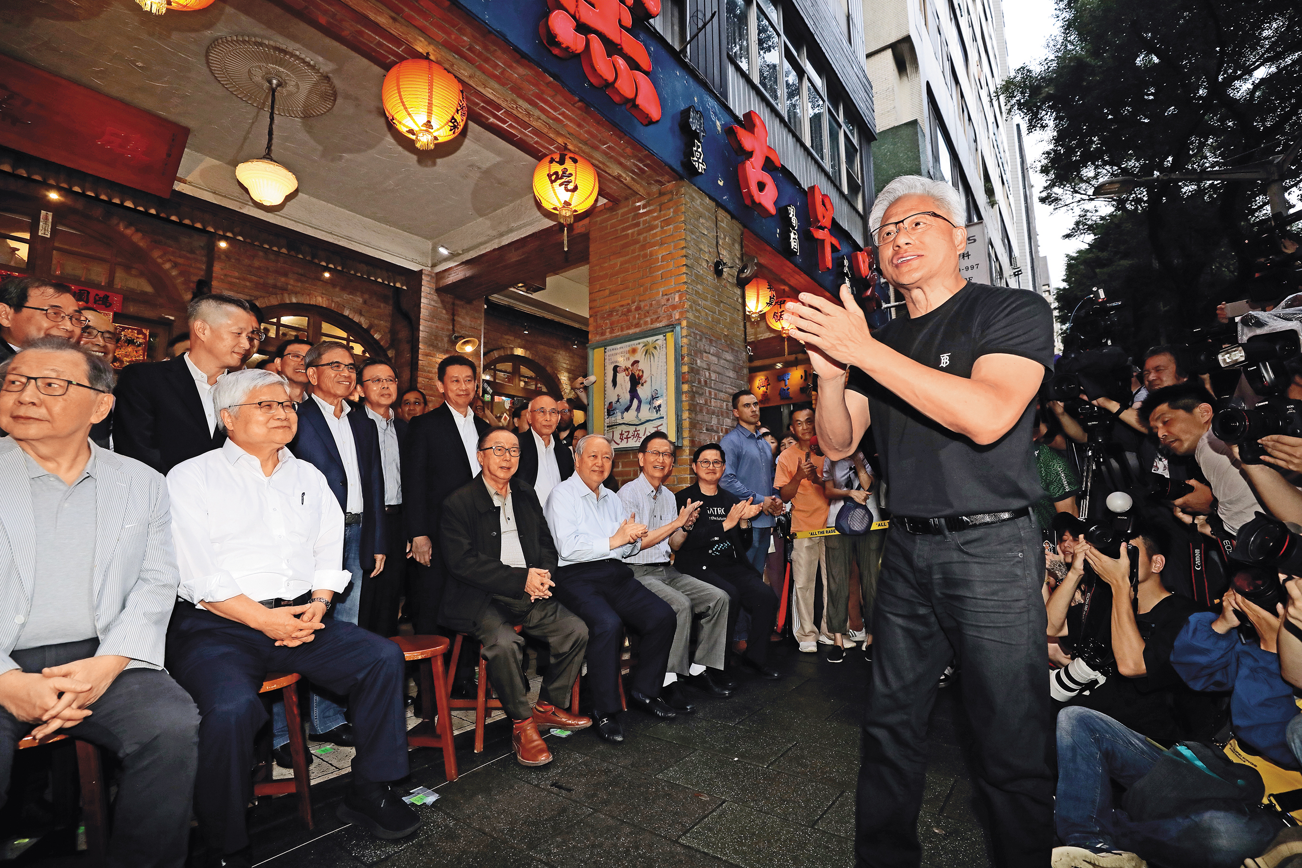 今年5月,黃仁勳舉辦「兆元宴」邀請台廠供應鏈夥伴餐敘,雖然黃柏漙沒在畫面中出現,但當天有出席。