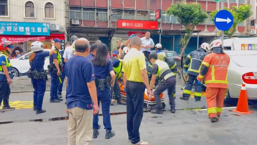 三峽區今（19日）下午4時許北大國小旁發生嚴重車禍多人受傷。（翻攝畫面）