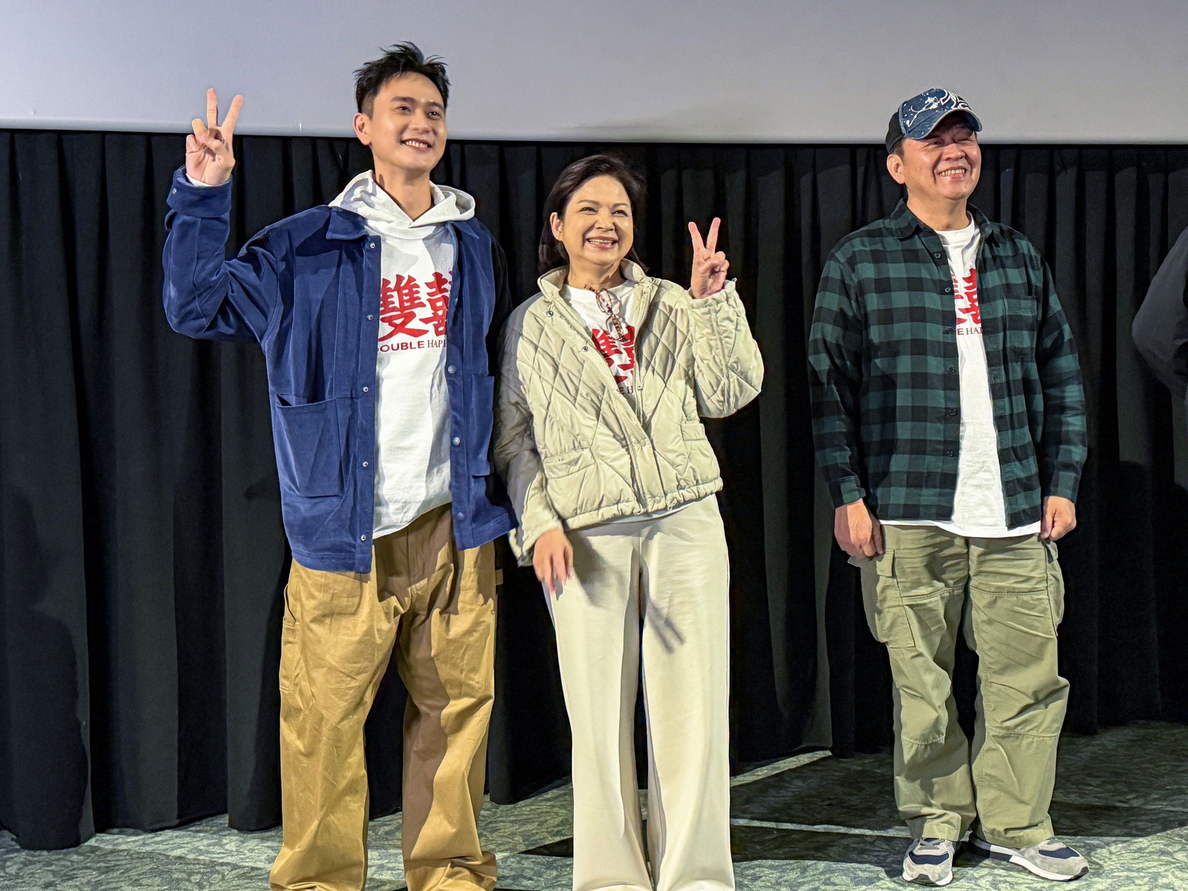 片中劉冠廷因父母離婚王不見王須辦2場婚禮,但在影人場終於讓庹宗華及楊貴媚同框,一家人總算拍了「全家福」照片。(水花電影提供)