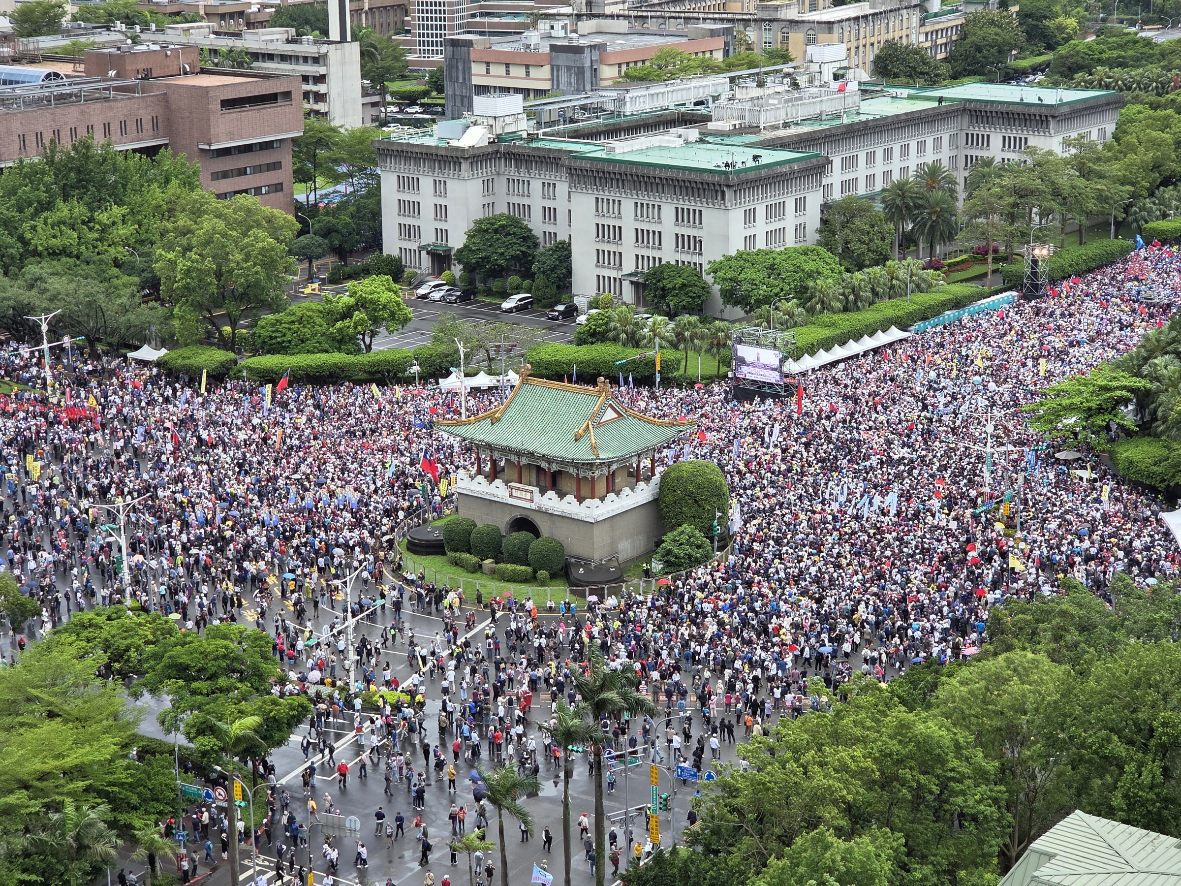 今日下午國民黨於凱達格蘭大道集結,強調「反綠共、戰獨裁」,國民黨宣稱現場湧入逾20萬人。(鏡報新聞網提供)