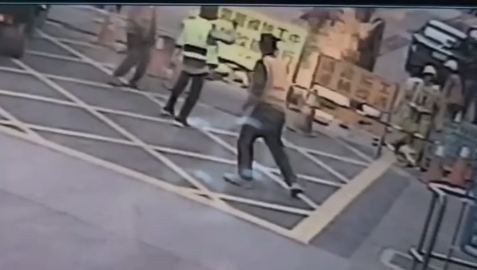 天然氣管線施工開挖中突爆炸，火焰狂噴，工人當場嚇壞倒退。（翻攝畫面）