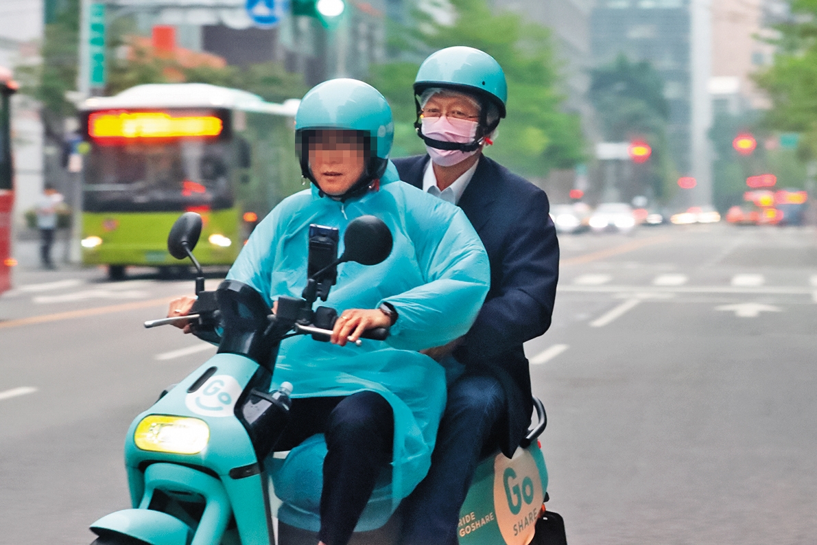 謝龍介（右）趕場竟以機車代步，毫無政治人物架子。