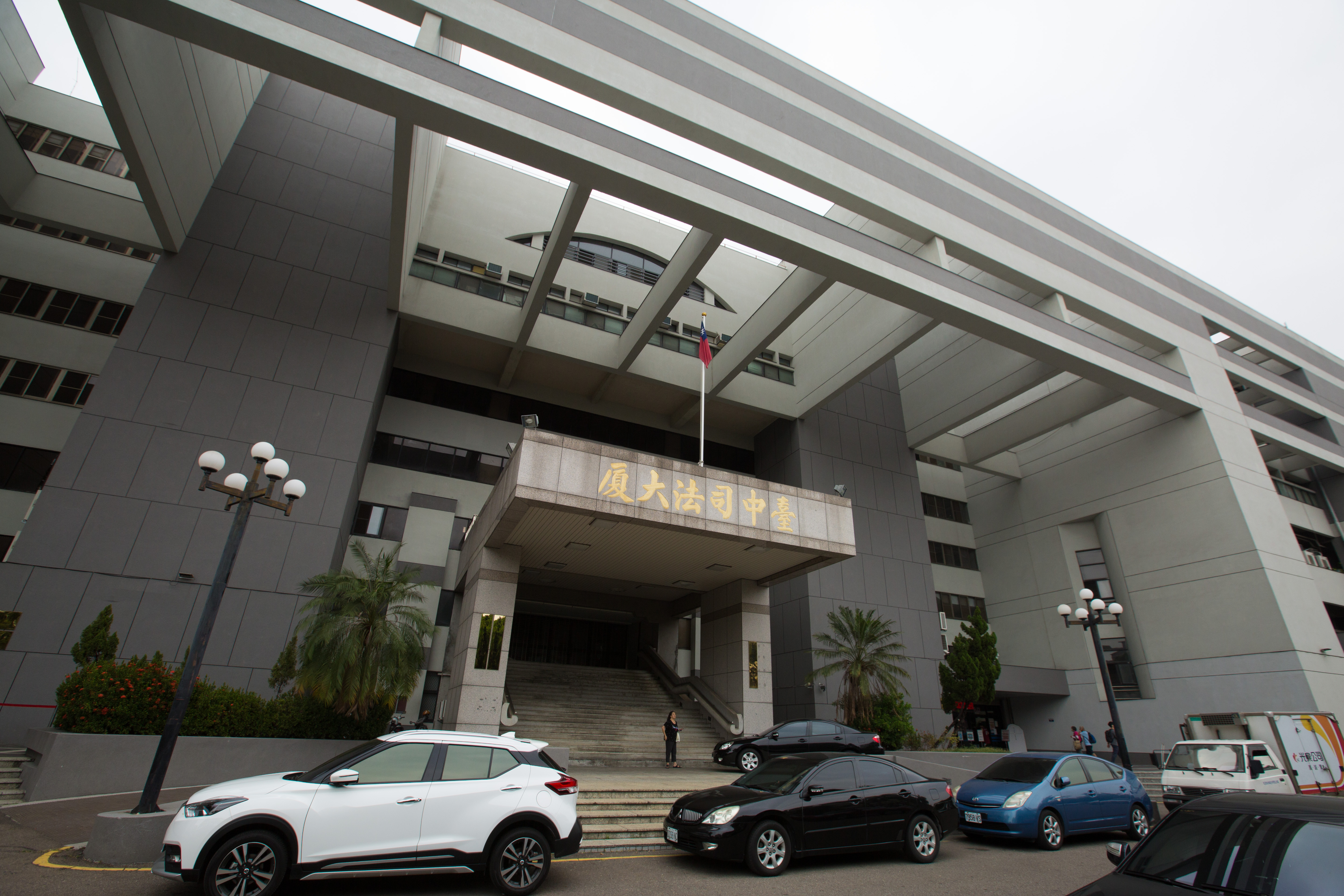 台中一名男嫖客完事後竟稱自己是警察，還要對方配合搜查包包，結果遭台中地院判處拘役。（本刊資料照）