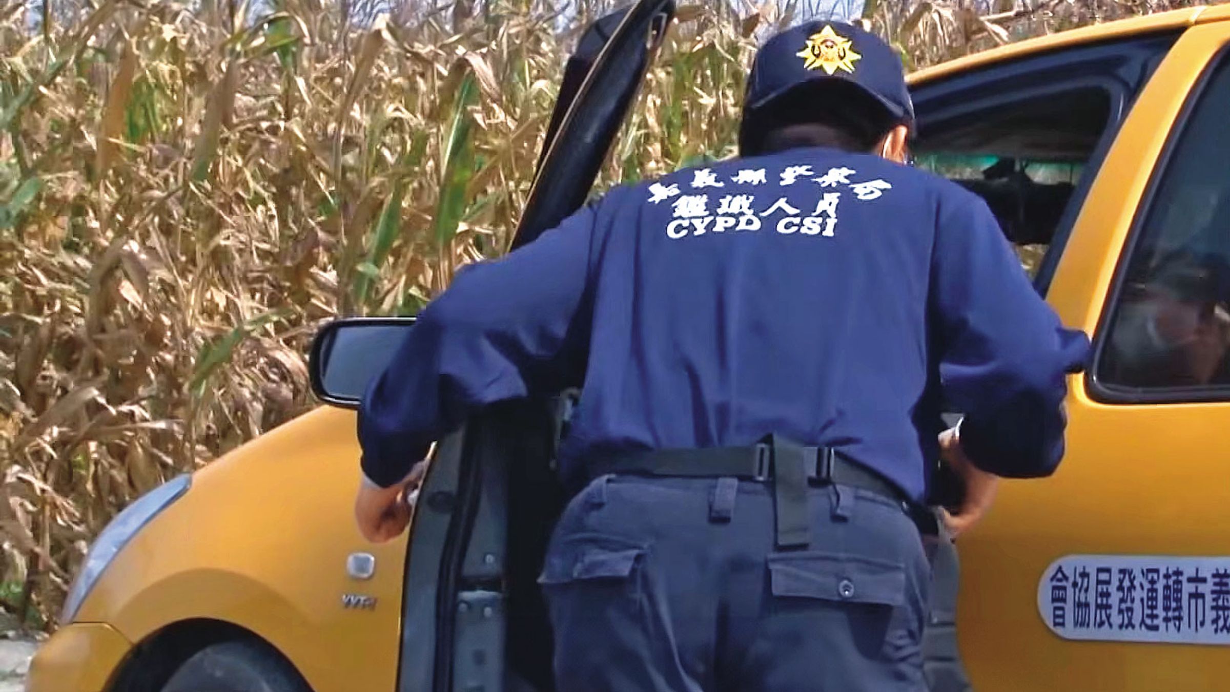 賴女的計程車駕駛座留有大片血跡，被警方認定是第一現場。（翻攝東森新聞）