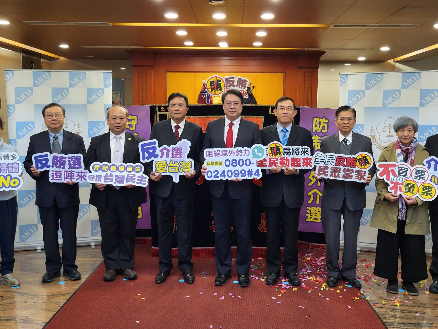 中國統戰部門落地招待國人出遊花招百出，檢察總長邢泰釗語重心長提醒大家注意，並提到最高檢已公布6項辦案標準供參，與選舉無關者自然沒有違反選罷法的疑慮。