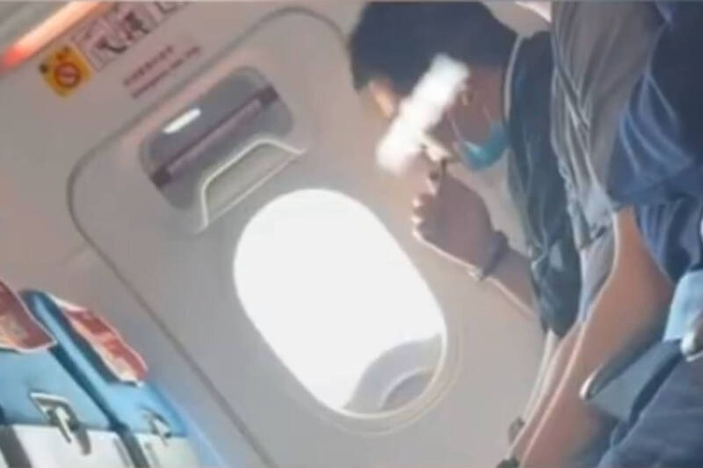 中國一名男子在飛機上多次吸食電子煙。(翻攝自微博)
