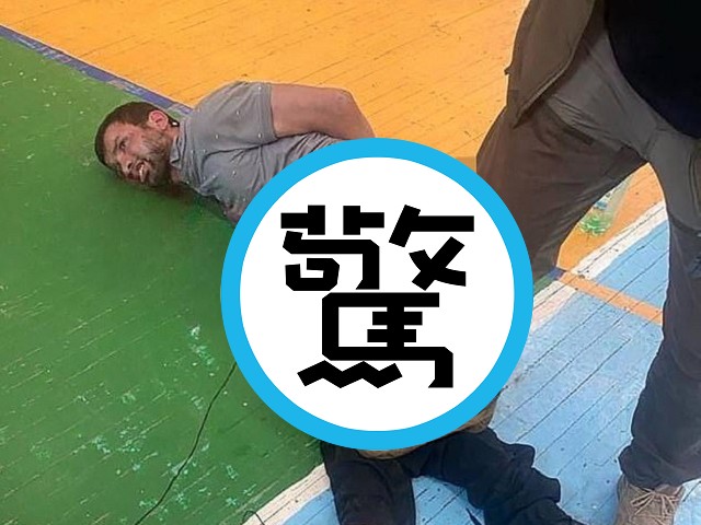 慎入！莫斯科恐攻嫌犯被電擊生殖器，被割耳逼自吞、鼻青臉腫出庭。（翻自《每日郵報》）