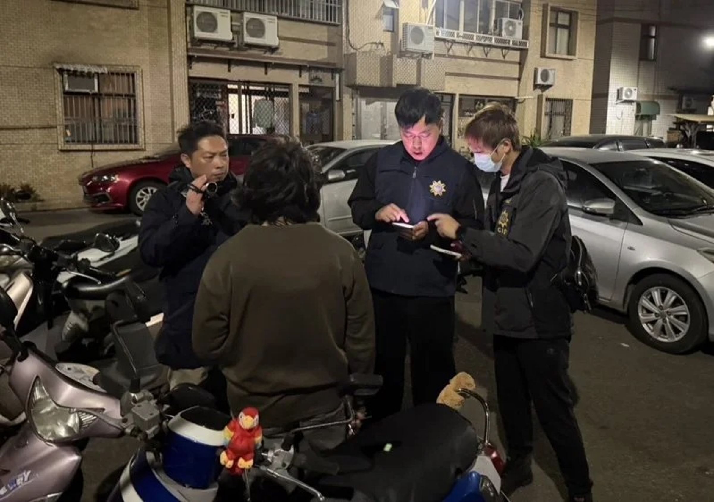 針對有人網路留言要在台北燈會潑硫酸，警方循線南下逮捕陳姓男子。（翻攝畫面）