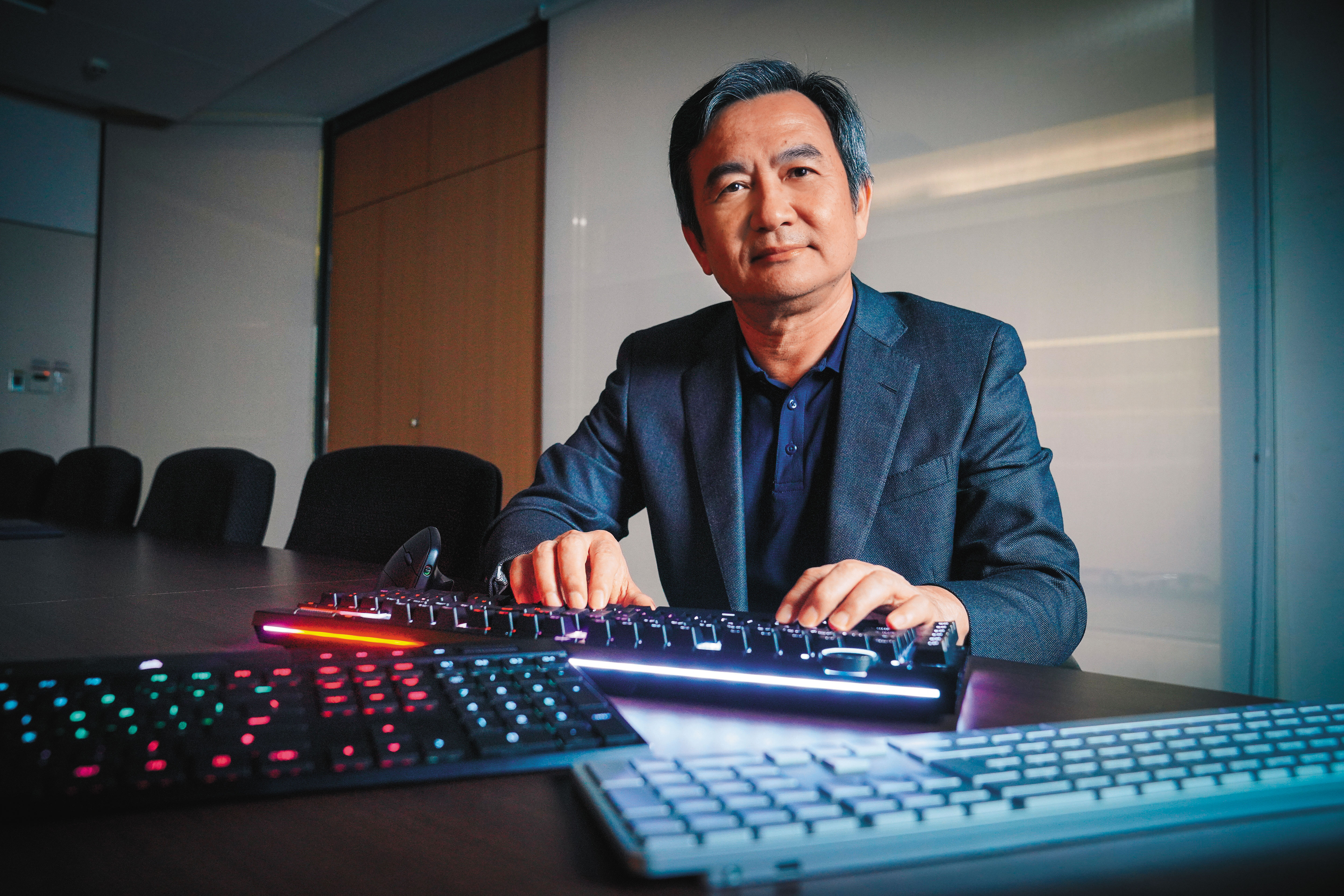 全球3大鍵盤廠之一的達方電子，在董事長蘇開建規劃下，不只擁有發光鍵盤的獨家專利，跨界電動自行車後，又形成一個綠能移動產業。預計在AI趨勢下，鍵盤、電動自行車雙引擎將帶動成長力道。