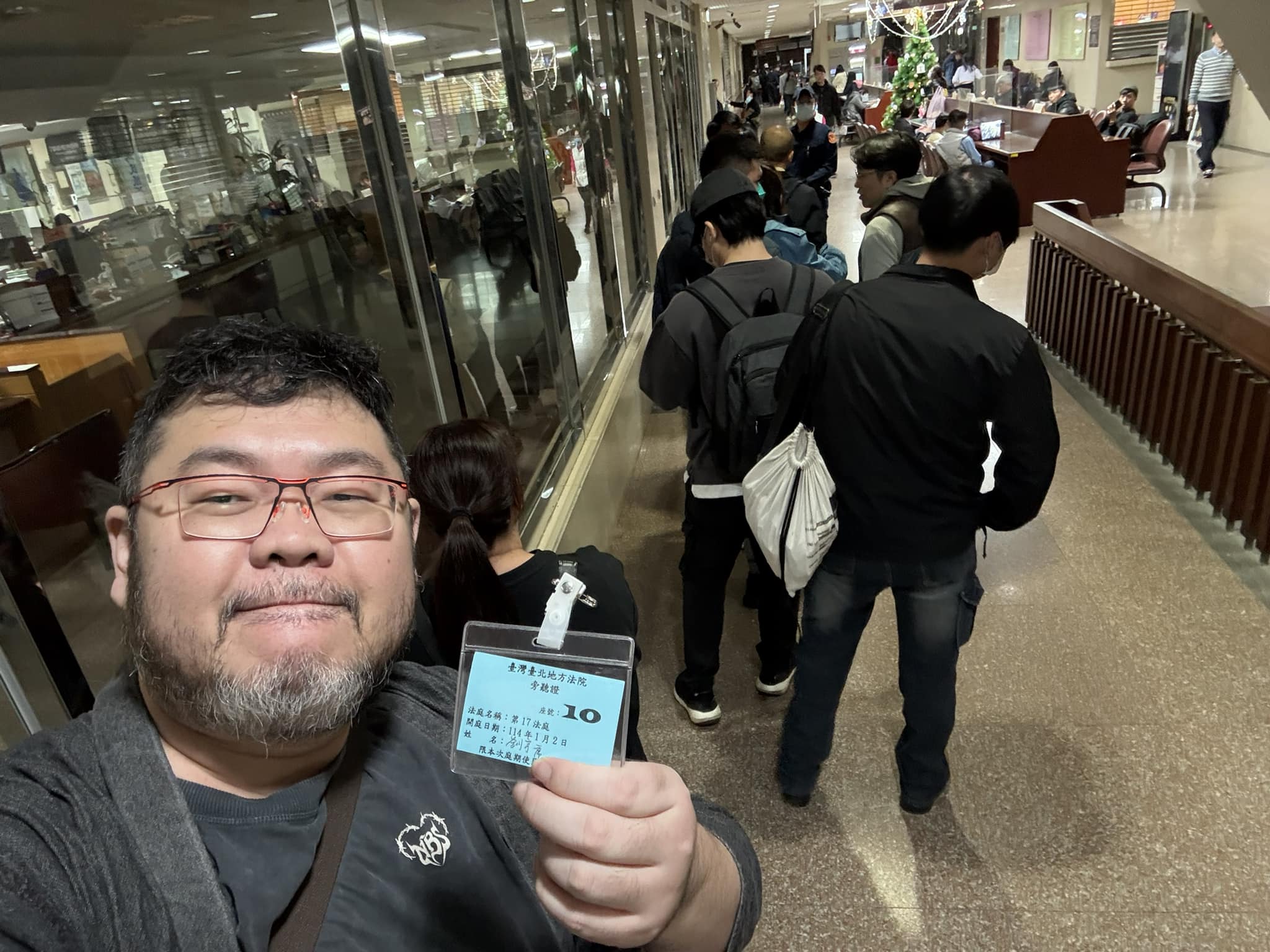 台北地院針對柯文哲「大帳房」李文宗今晚重開羈押庭，網紅「四叉貓」劉宇席也進入法庭旁聽。（翻攝自四叉貓臉書）