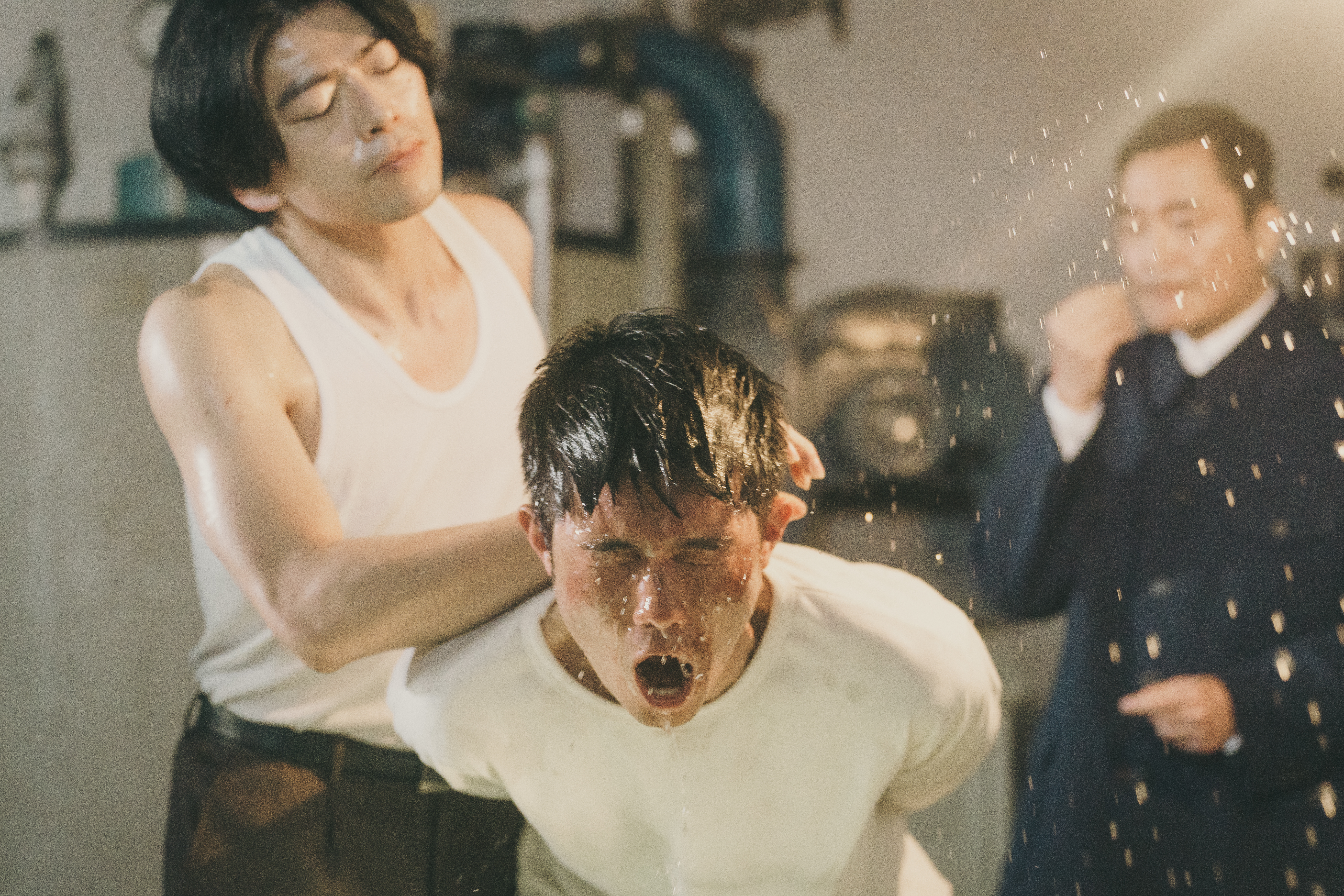 張耀仁在遭刑求後，獄友黃迪揚教他飯要「拌一些鹽水吃」保命。（公視台語台）