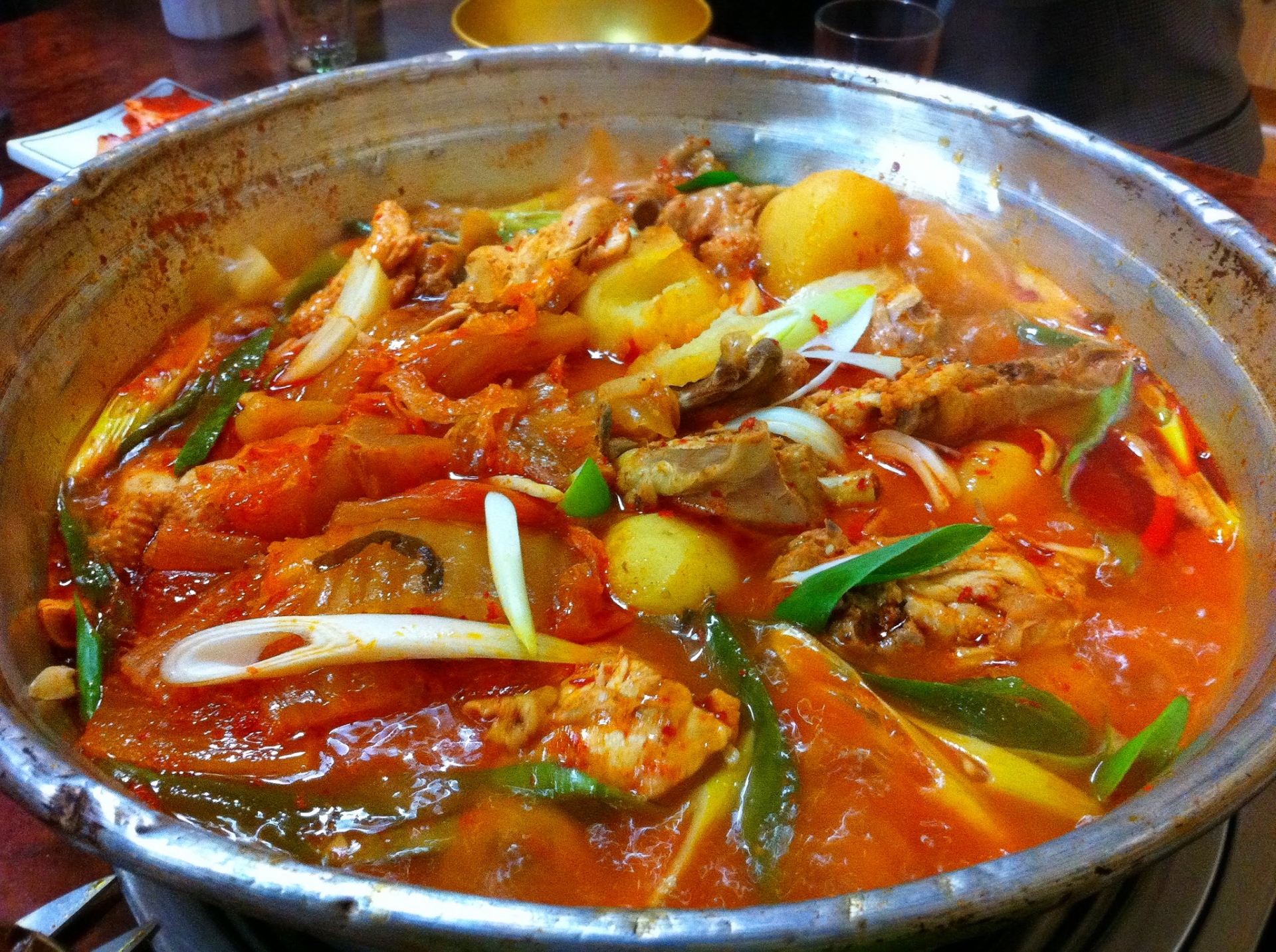 一名年輕女子吃麻辣鍋後喉嚨痛，沒想到輕忽病況，送醫後僅10分鐘就窒息死亡。（示意圖，photoAC）
