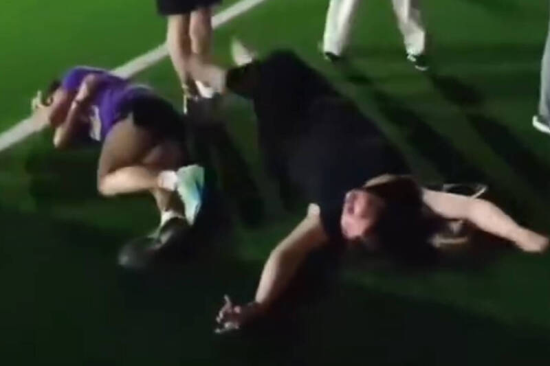 上海交大生遭重擊後倒地，仍遭恐龍家長持續攻擊。（翻攝自微博）