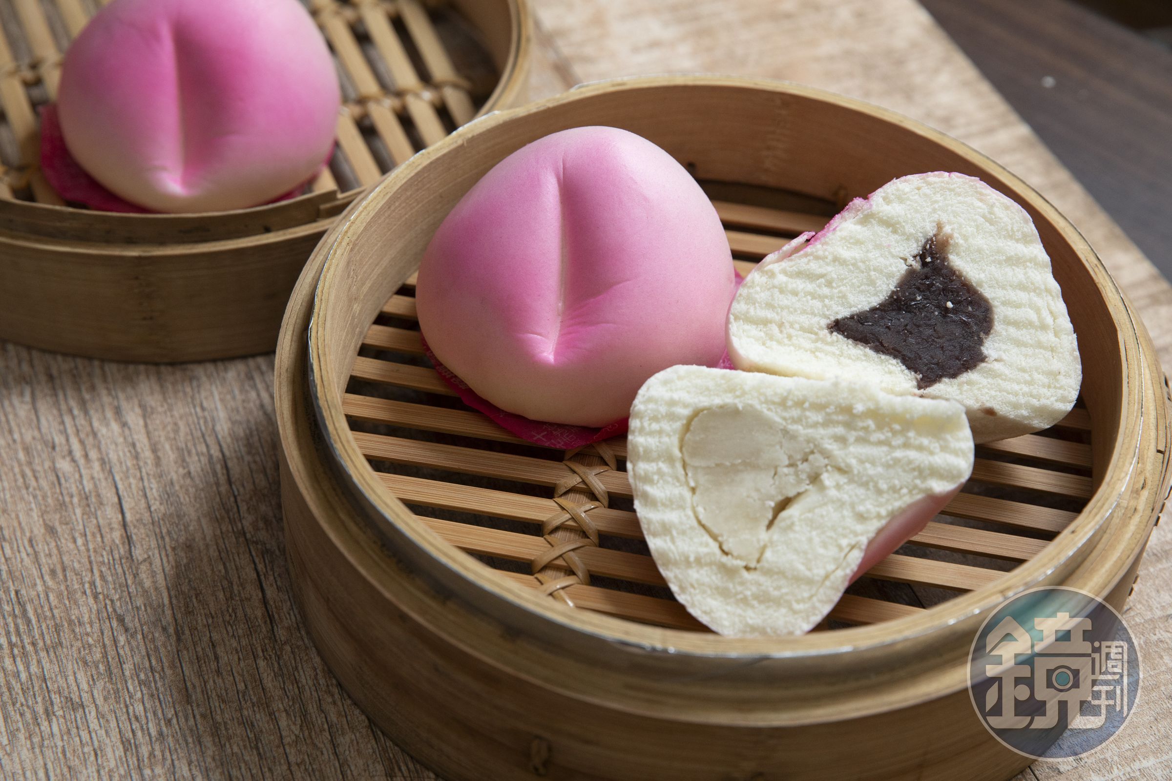 壽桃是十字軒最招牌的產品，廟宇一訂就是千顆起跳。（30元／顆）