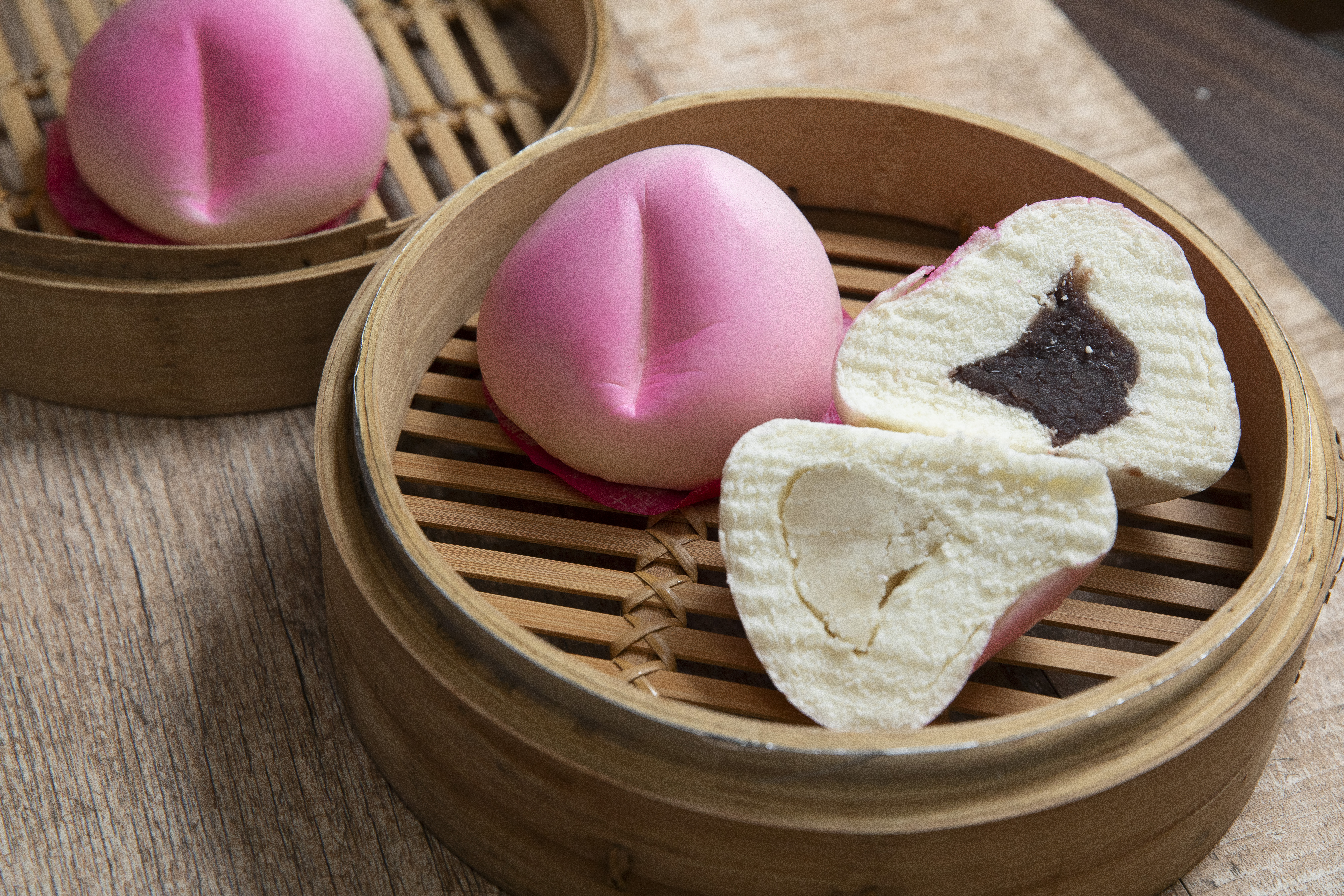 壽桃是十字軒最招牌的產品，廟宇一訂就是千顆起跳。（30元／顆）
