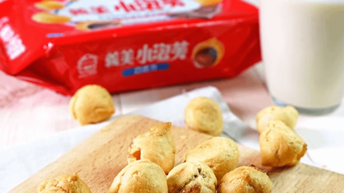 台灣元老級零食「義美小泡芙」在台灣長紅數10年，包裝顏色藏玄機。（翻攝自義美官網）