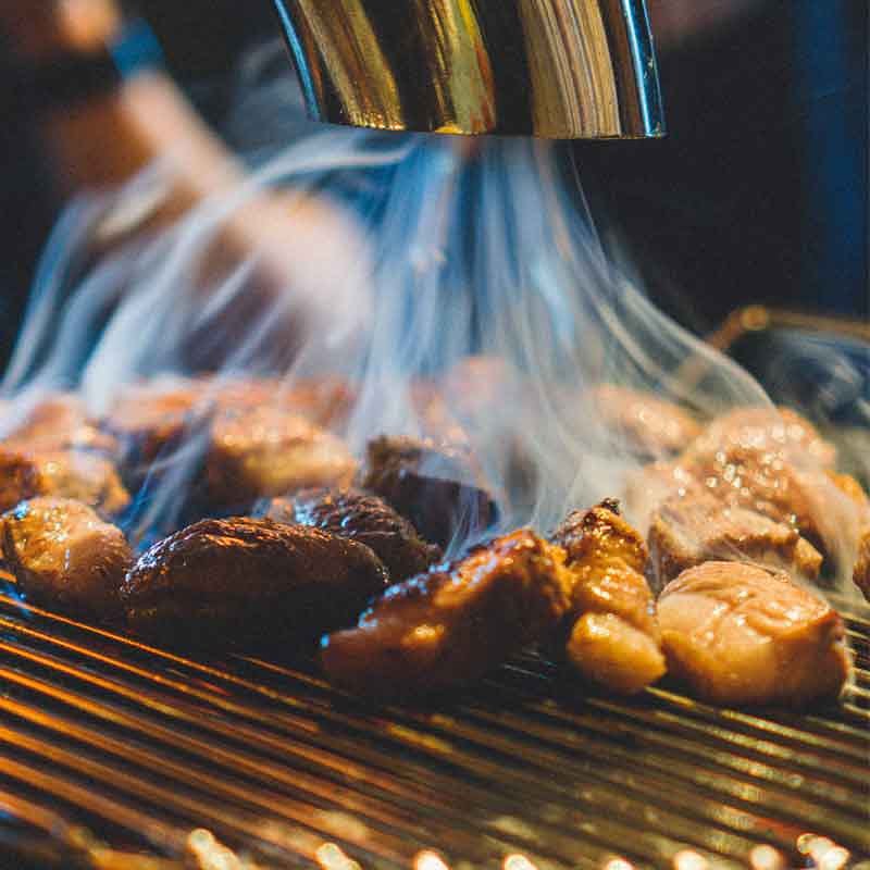 首爾三大烤肉名店之一的「囕盈豚」以炭火燻烤豬頰肉與豬頸肉廣為人知。（翻攝自囕盈豚IG）