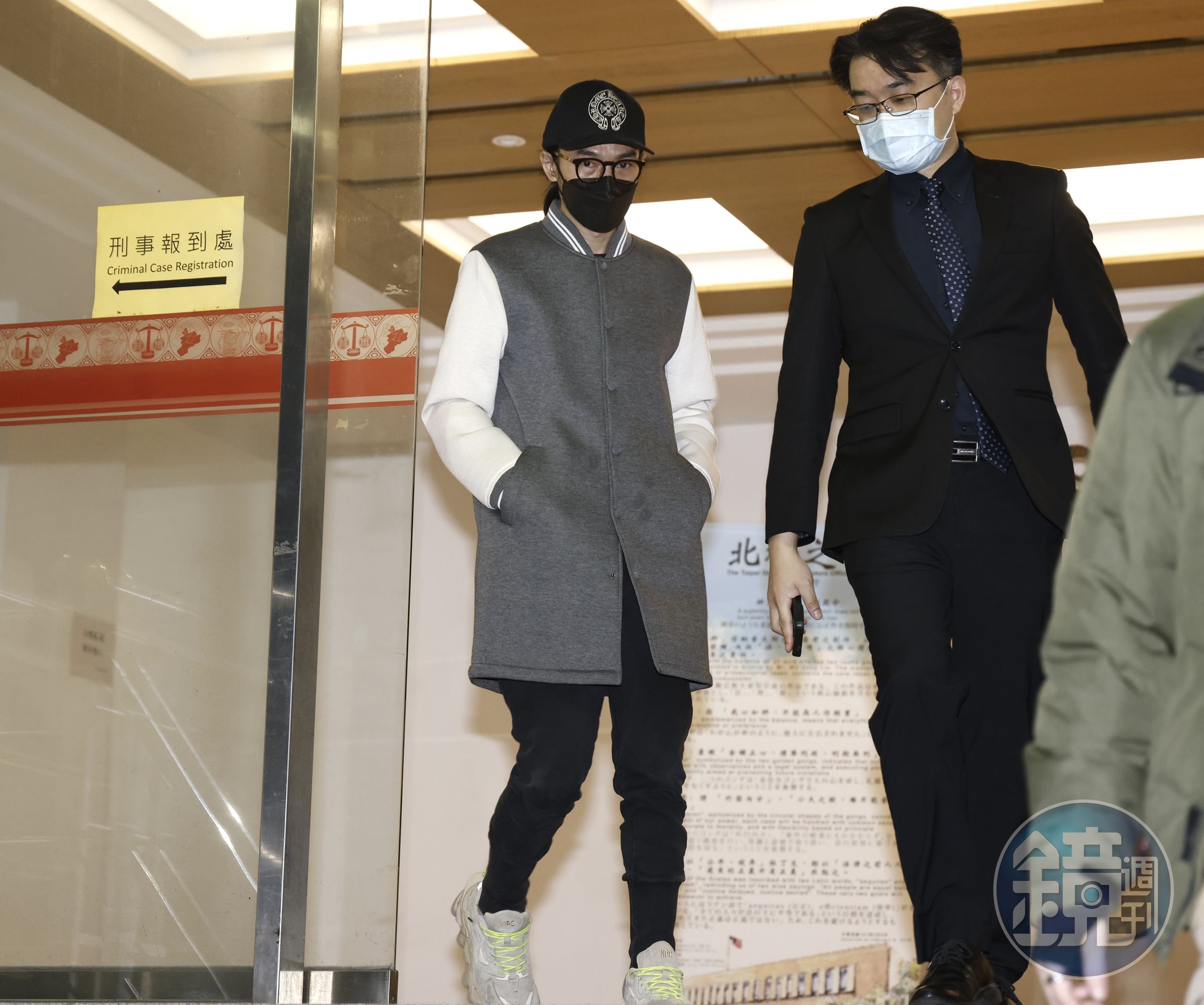 李威(左)原本撇清與命案有關,不過,專案小組發現事先教唆信眾一套說詞,卻遭信眾偷偷開啟手機錄音功能,成為李威涉案鐵證。