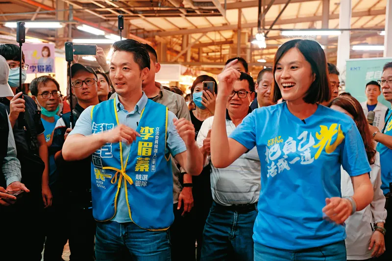 台北市長蔣萬安（左）10日南下替李眉蓁（右）輔選，受民眾熱烈歡迎。（李眉蓁團隊提供）