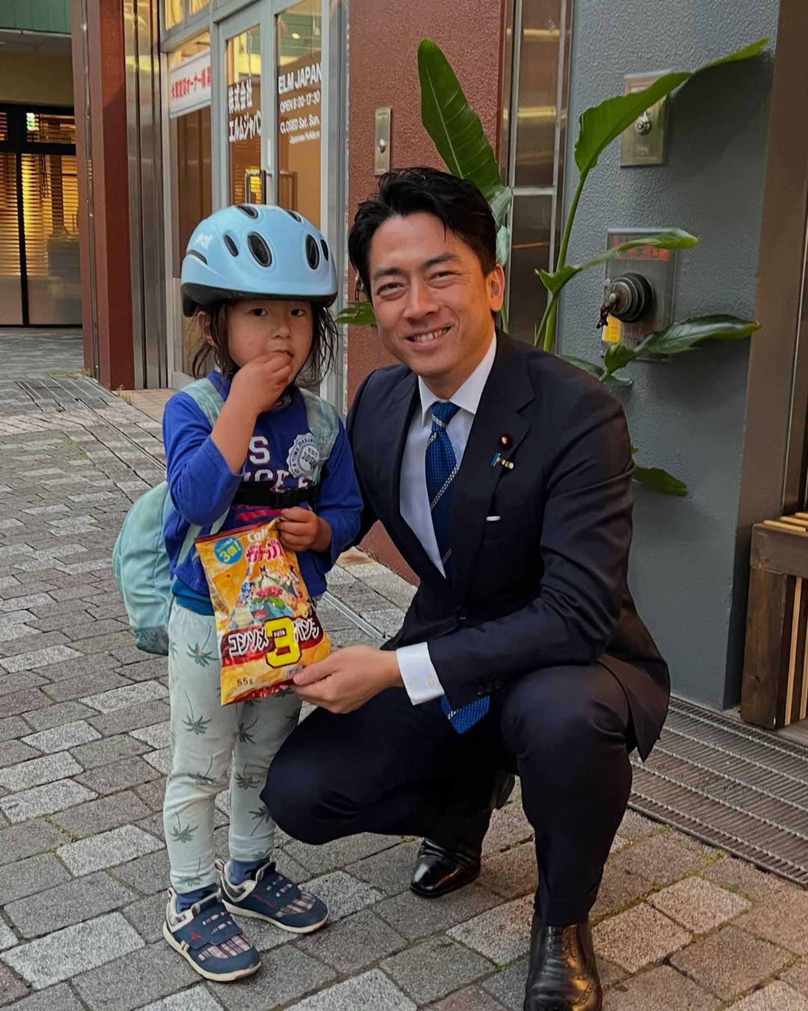 小泉進次郎是前內閣總理大臣小泉純一郎兒子,有「最帥政二代」之稱。(翻攝自小泉進次郎IG)