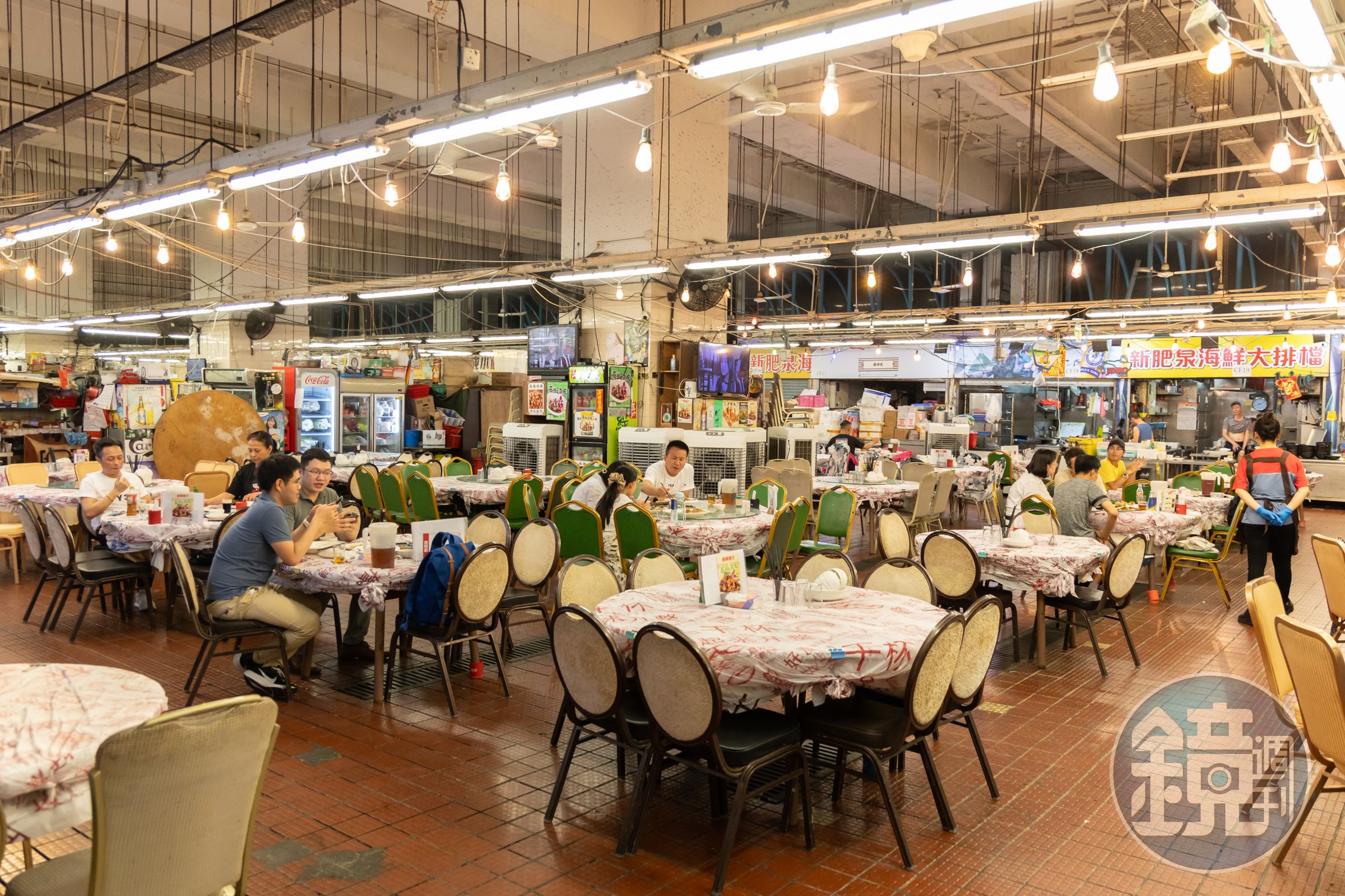 在香港大排檔吃飯，出餐前服務生會端上一壺熱茶或熱水，提供顧客「燙」洗碗盤。