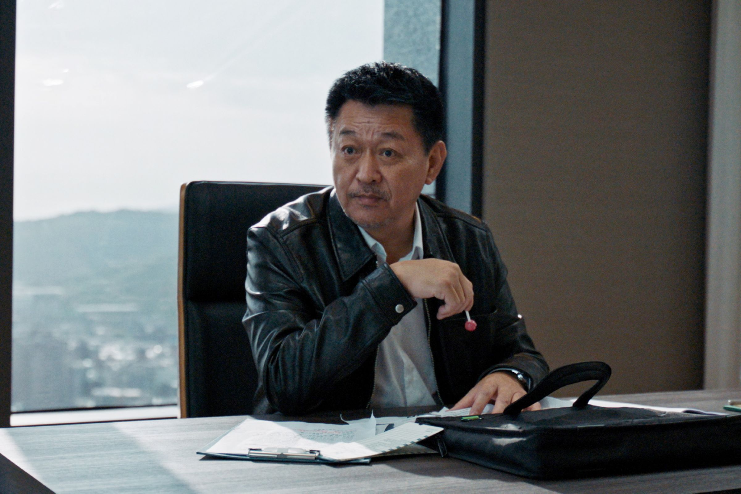 庹宗華參與國際團隊合作題材，讓導演大讚他出現在片場時，就會為現場帶來份量感。（采昌國際提供）