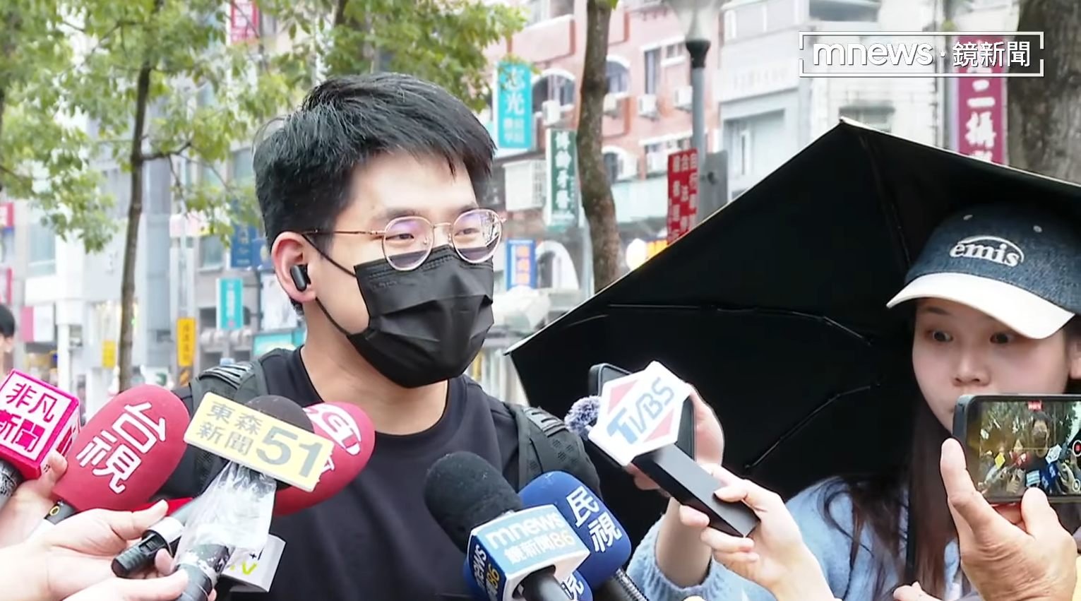 有網友匿名預測颱風假翻車，卻未兌現送雞排承諾，有位台大電機系的校友看不下去，昨天現身台大發放400份雞排。（鏡新聞提供）