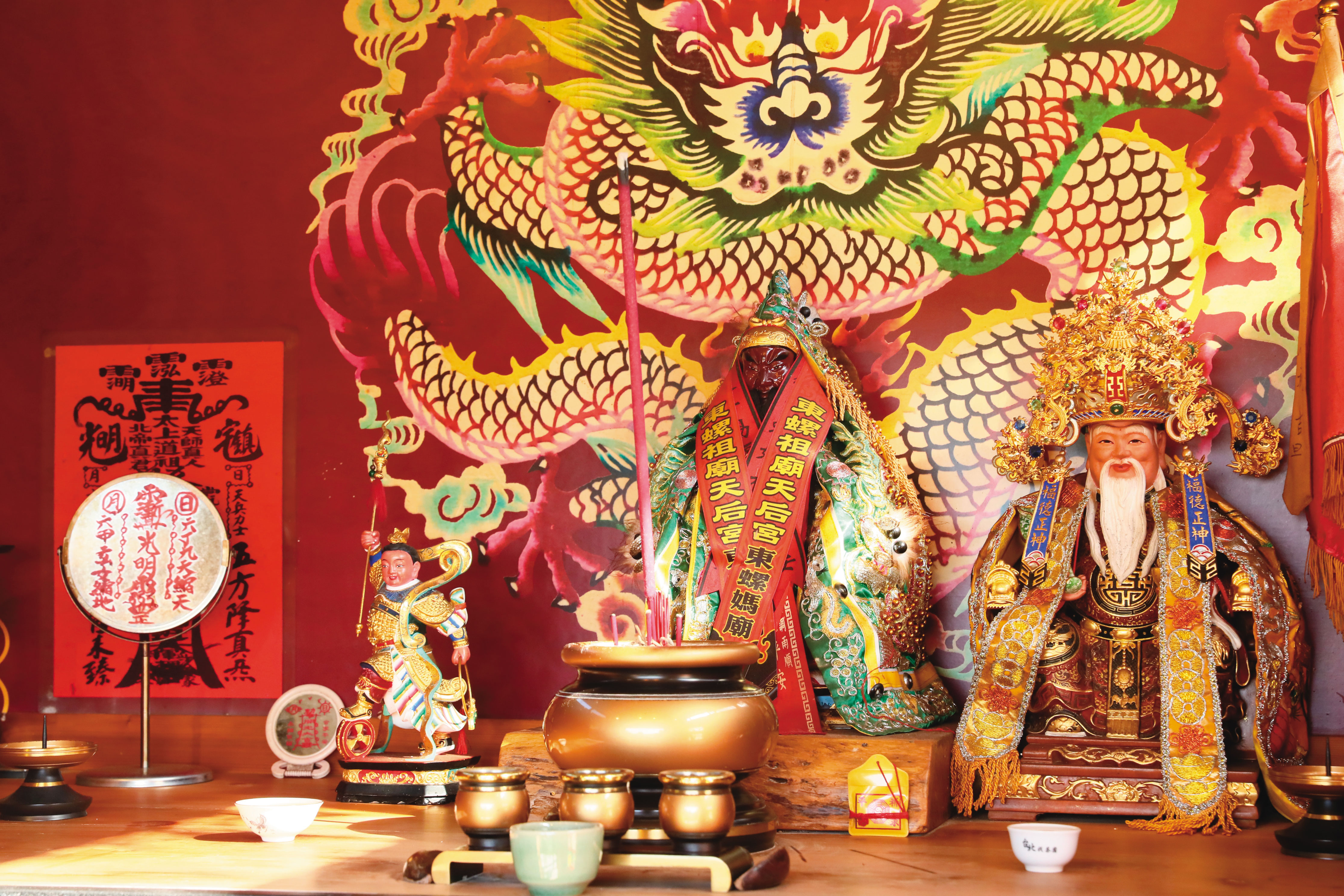 用蓋大廟的規格安置百年山神，江慶鐘祈求神明保佑，諸事興旺。