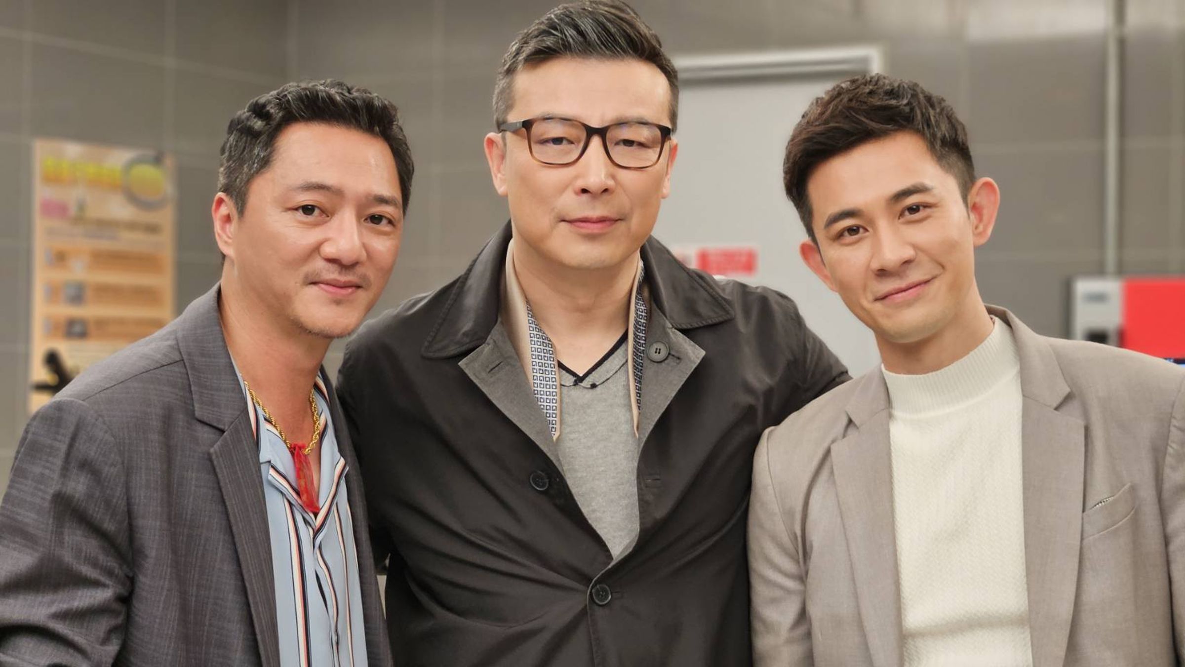 林煒(中)在《愛的榮耀》演出設計師Kevin,跟藍葦華(左)、曾子益(右)首次合作。(民視提供)