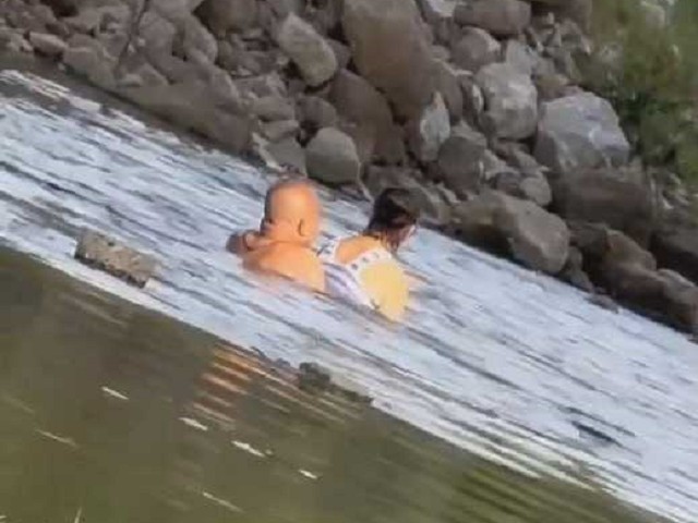 中國男女合體狂練「水上漂浮功」，案情不單純。（翻自《黑料網》）