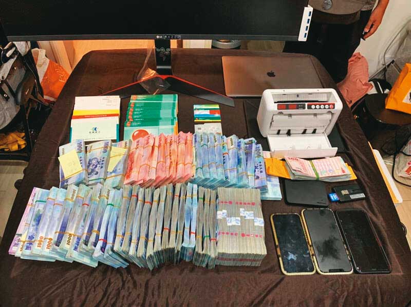台中地檢署指揮警方掃蕩2580博弈集團，從水房查扣大筆現金及手機等證物，循線逮到林明佐是內鬼。（資料照片）