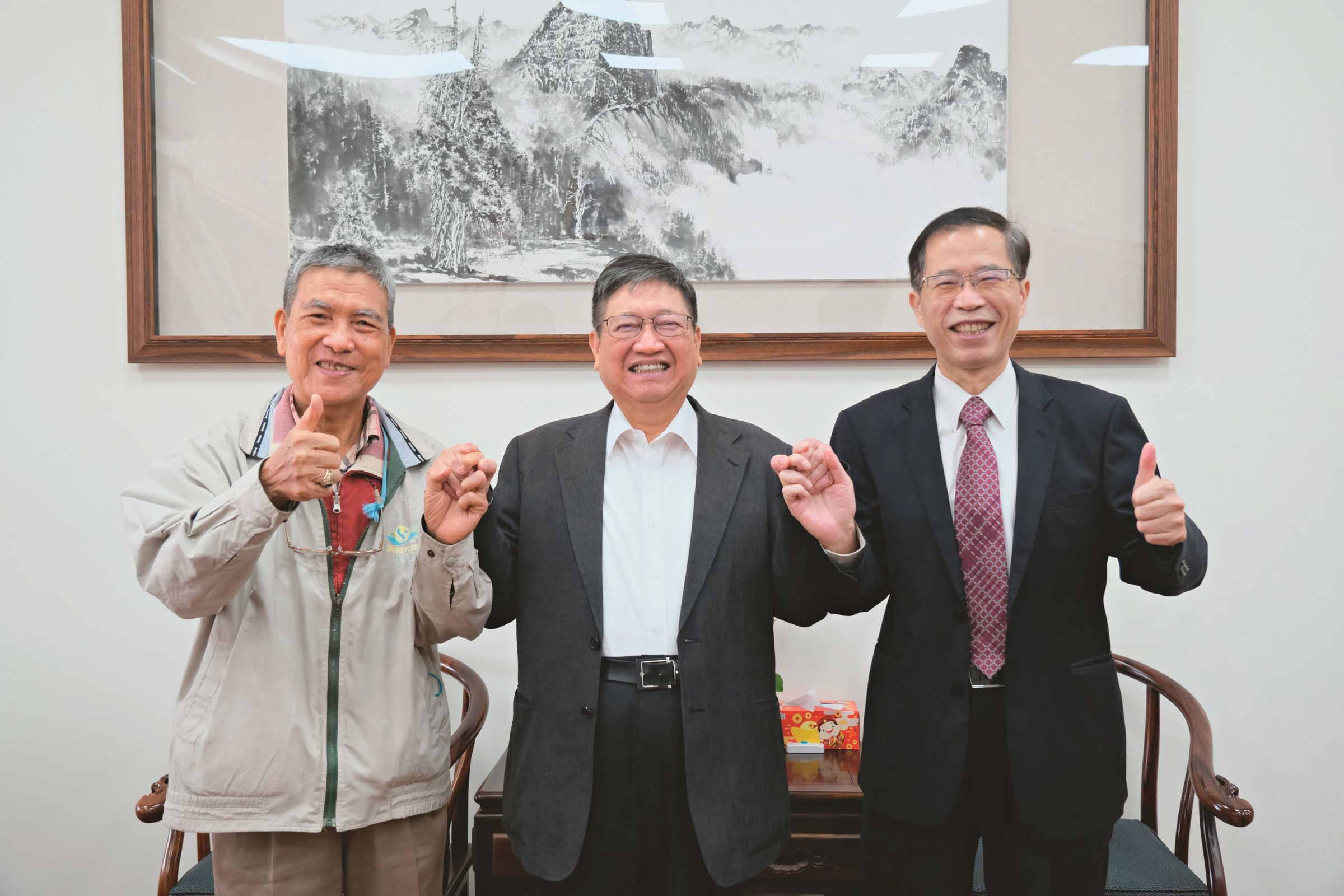 張玉成校長（左）十分感謝楊縣長過去對竹科實中的貢獻；楊縣長也期借重張校長的辦學經驗，完善實驗高中規劃。（新竹縣政府提供）