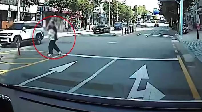 首爾警察上週巡邏時，發現70歲的A男試圖穿越四車道道路，上前盤查才發現他是詐騙通緝犯。（翻攝自韓聯社）