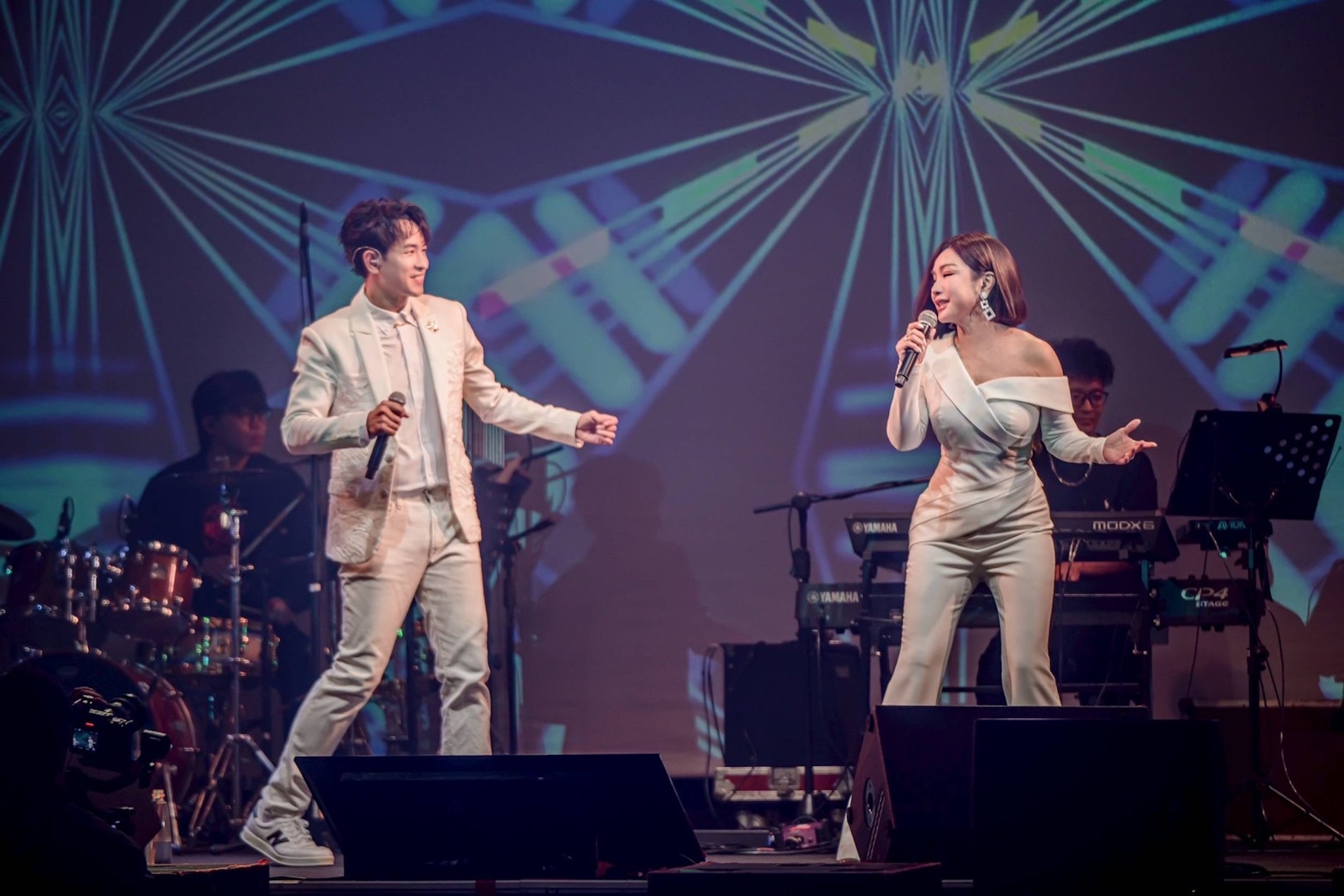 陳美鳳白色褲裝勁歌熱舞 陳謙文相約明年。（葡萄長文創工作室）