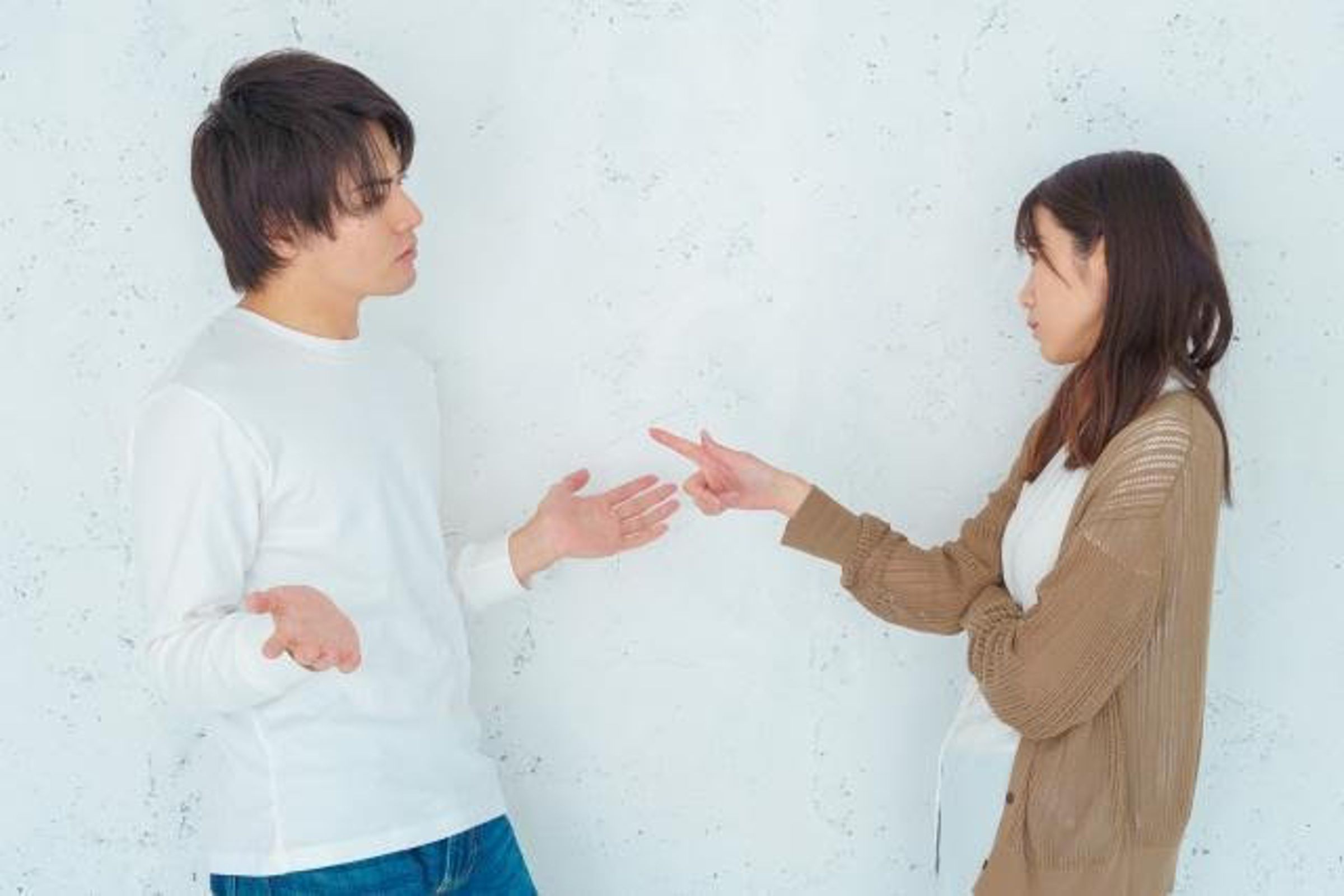 一名男網友抱怨女友攀上富二代，嫌棄他沒「錢」途，最終他只好無奈分手。（示意圖，photoAC）
