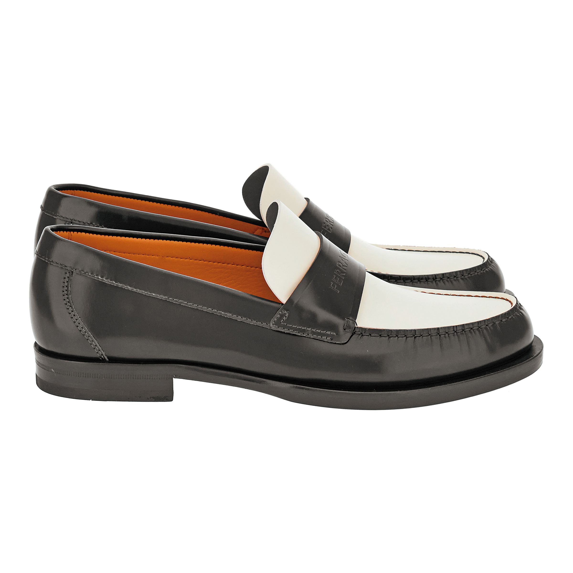 LOGO壓紋黑白撞色平底樂福鞋。NT$31,500(FERRAGAMO提供)