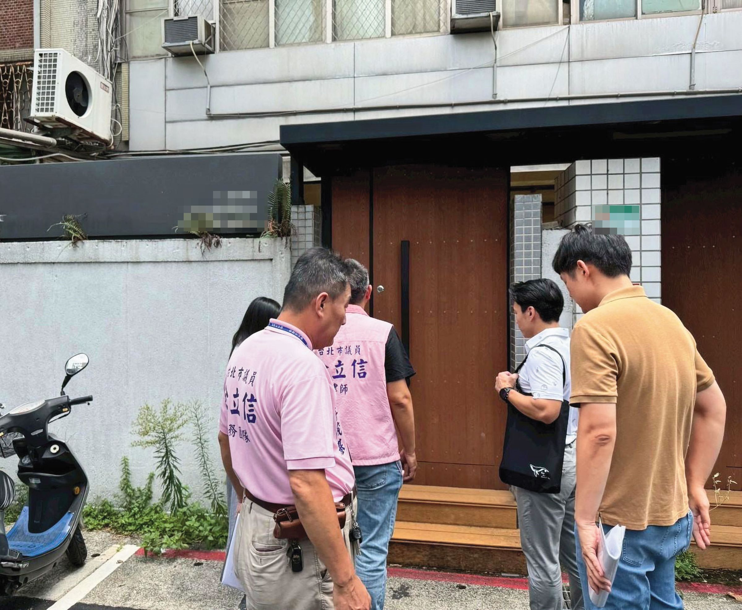 台北市議員徐立信日前與教育局官員及幼童家長前往幼兒園會勘。(讀者提供)