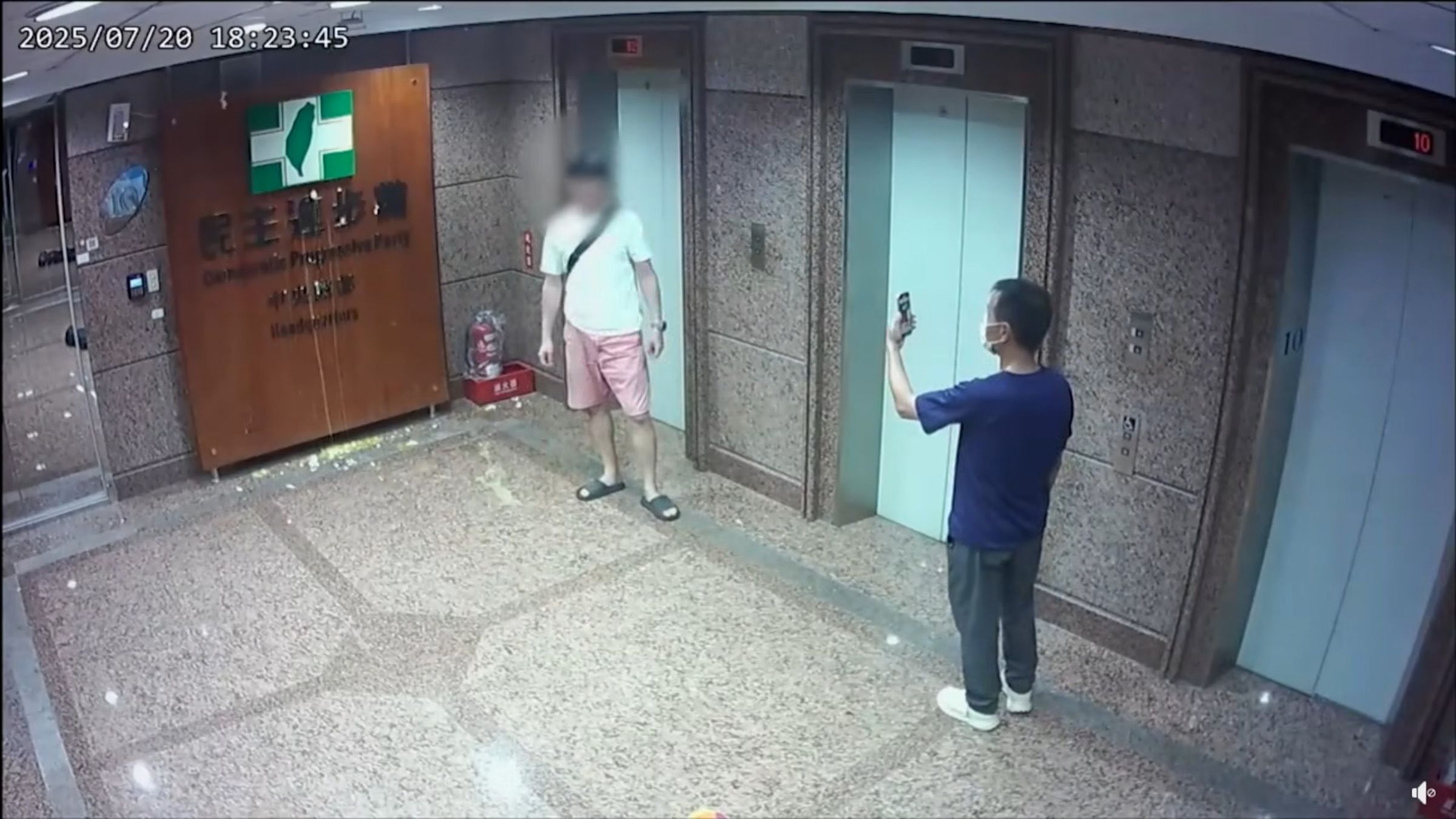 小草離開犯案現場前，不忘與「傑作」合照。（翻攝吳崢臉書）