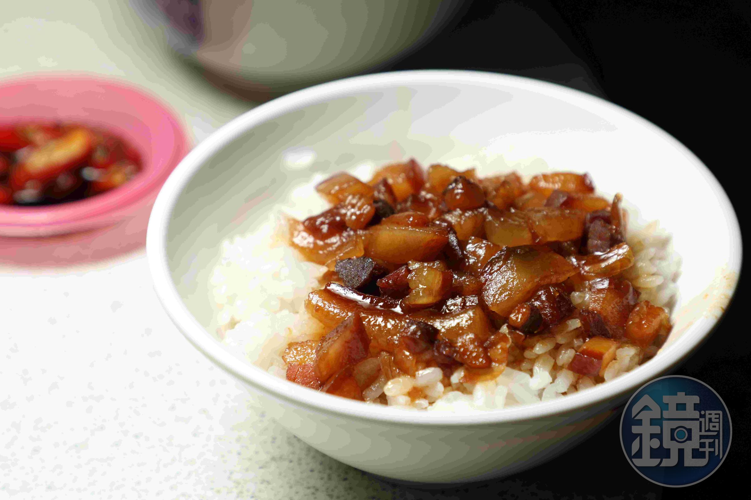 葉家的「滷肉飯」被不少人封為「板橋必吃」,肥肉入口即化,帶著油蔥香氣,搭配熱湯極涮嘴。(30元/小碗)