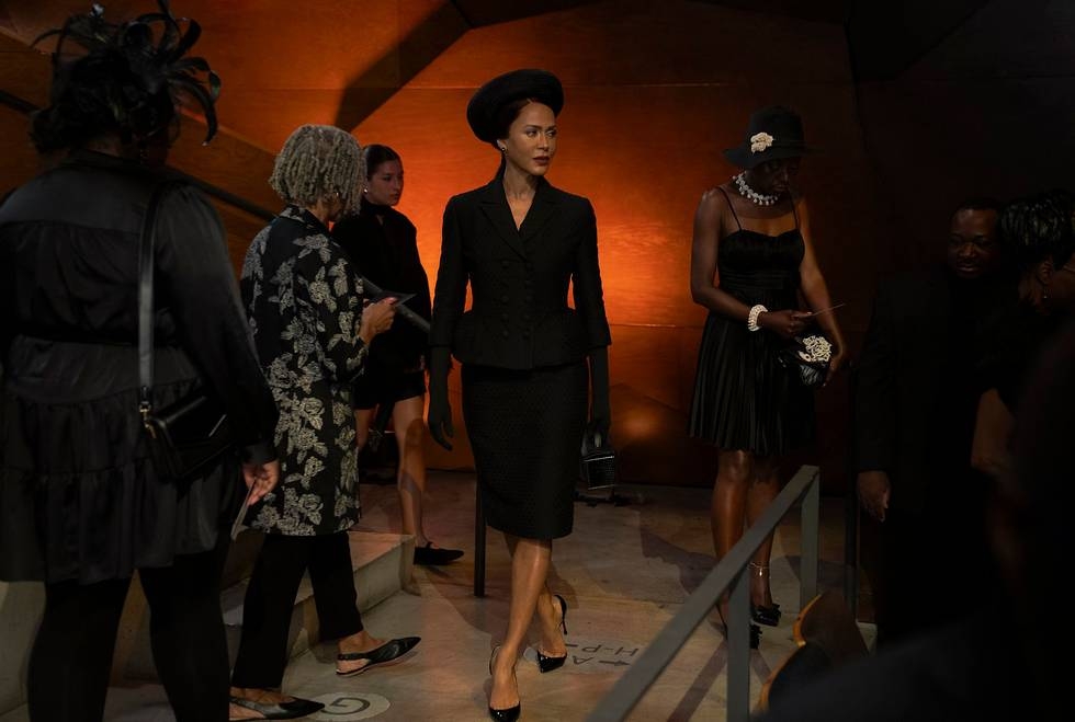 《慾望城市:華麗下半場》第3季麗莎聽聞父親中風去世的消息,萬分不捨出席告別式,但觀眾抓包,不是早在第一季就交代父親過世了?(Max提供)