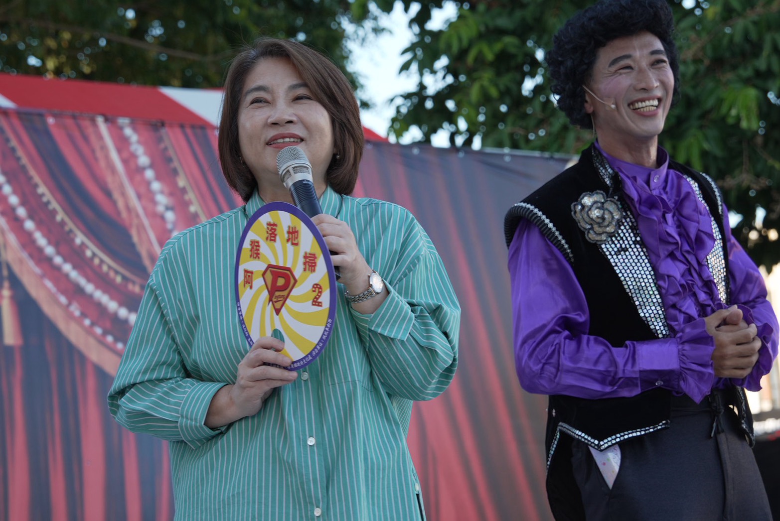 屏東縣長周春米出席「紙風車阿猴落地掃2」首演，肯定紙風車屏東團將在地故事與生活經驗搬上舞台。（紙風車劇團提供）