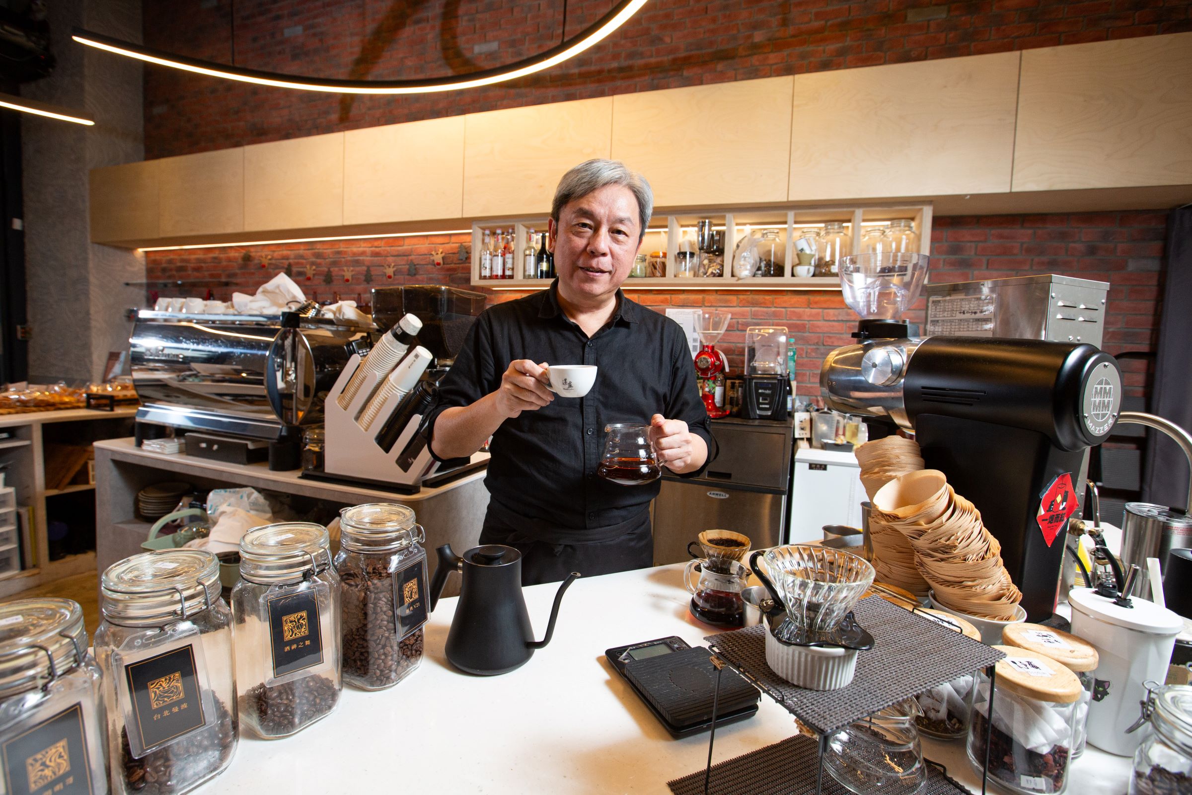 湛盧創辦人廖國明年輕時，因為網路泡沫服務的軟體公司倒了、因而失業，後將平時的咖啡興趣拿來創業。起初價格策略、店址位置不對而賠錢，後轉型成精品咖啡獲得成功。