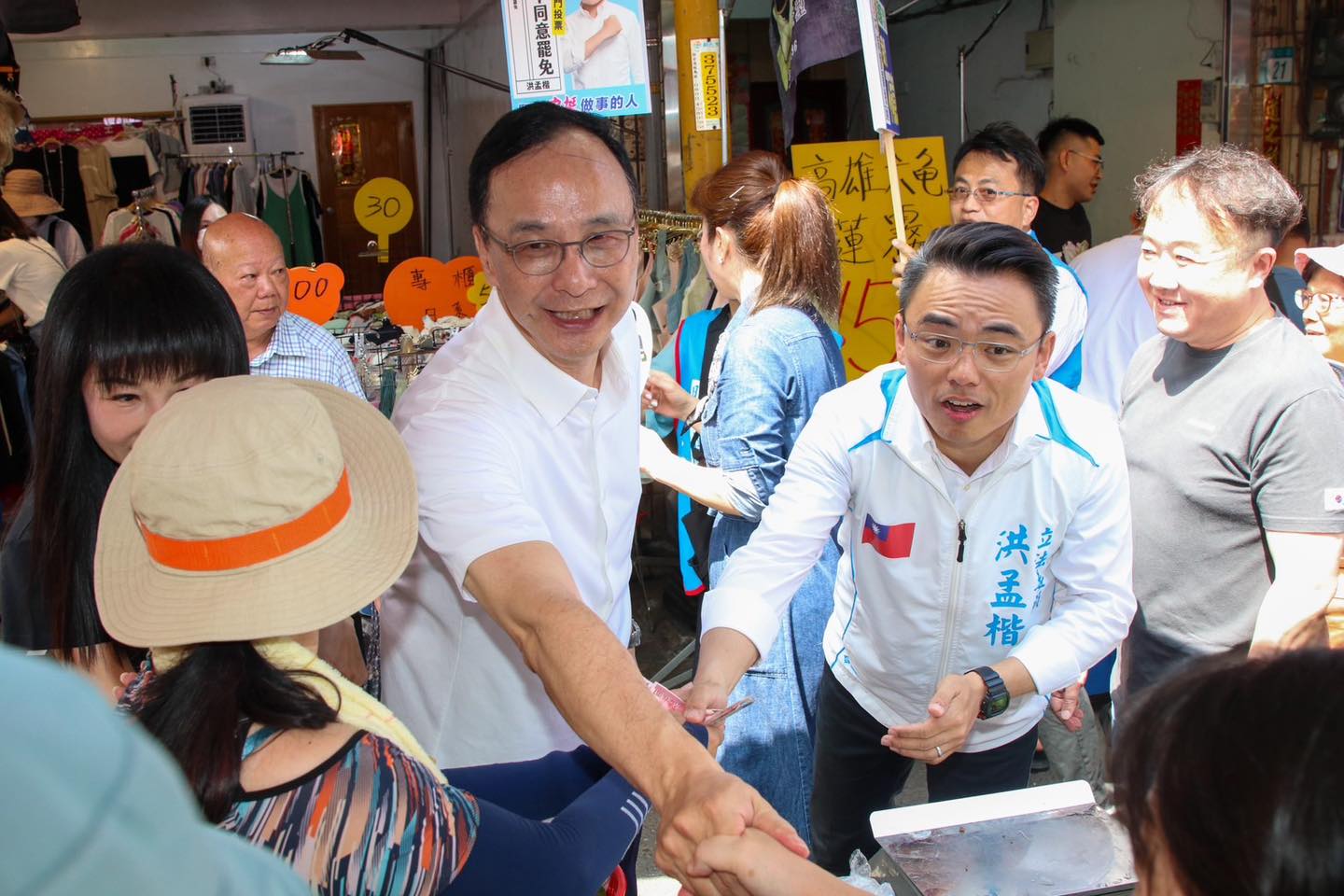 朱立倫今上午陪同洪孟楷掃街宣傳反罷免，卻遇到民眾嗆聲。（翻攝自楊智伃臉書）