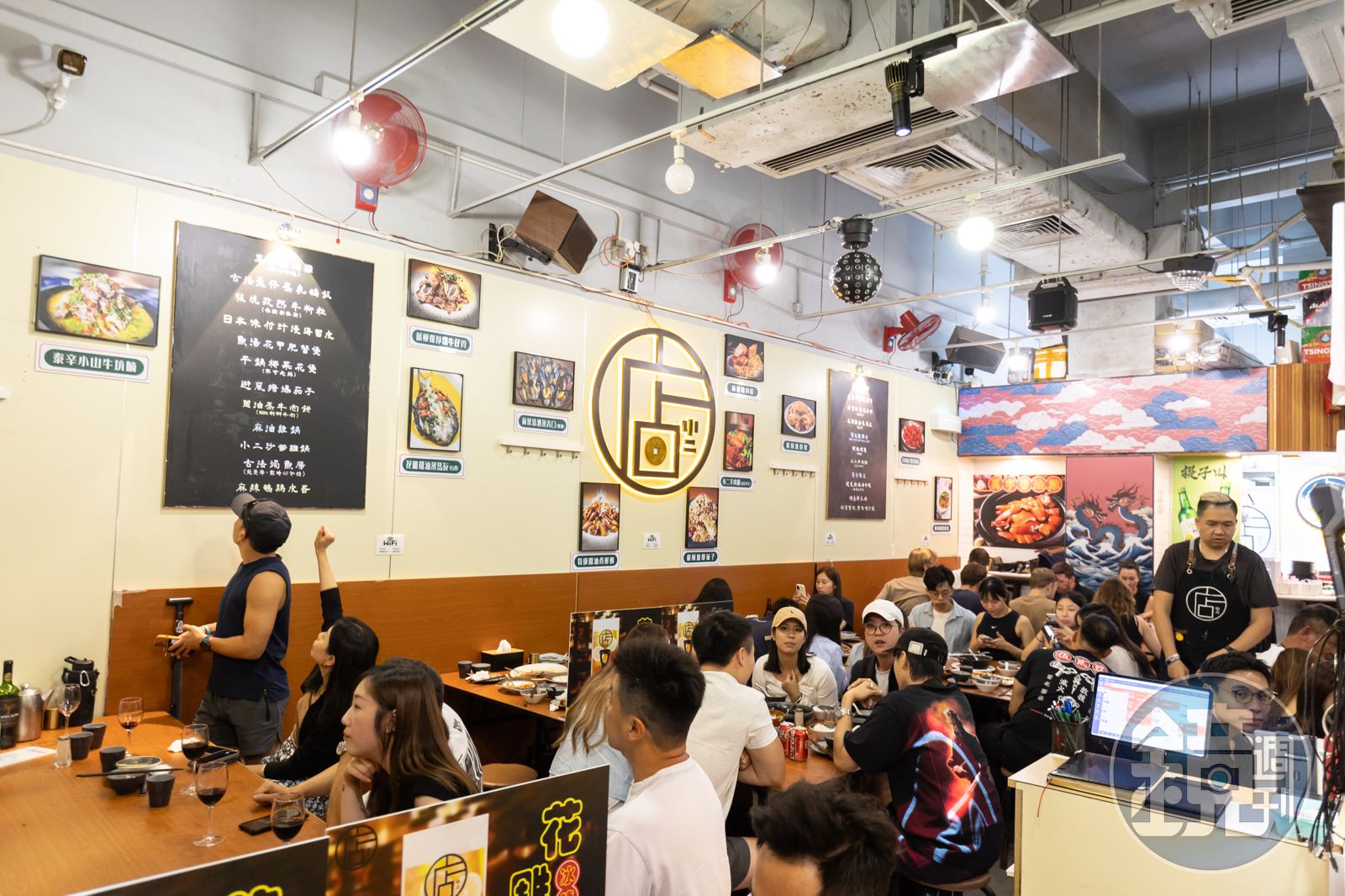 店小二週末座無虛席，店門口寫著週四到六需提前兩週訂位。