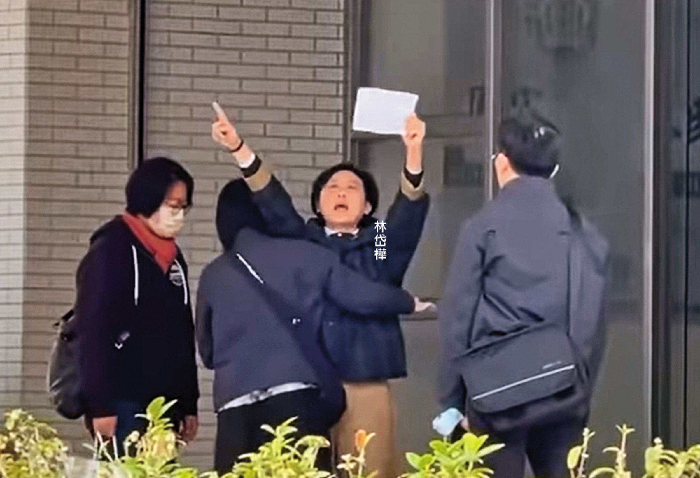 林岱樺被帶進調查局南部機動組時,將此案導向政治辦案,對著媒體高喊「政治干預司法、司法干預初選。」(翻攝林岱樺臉書)