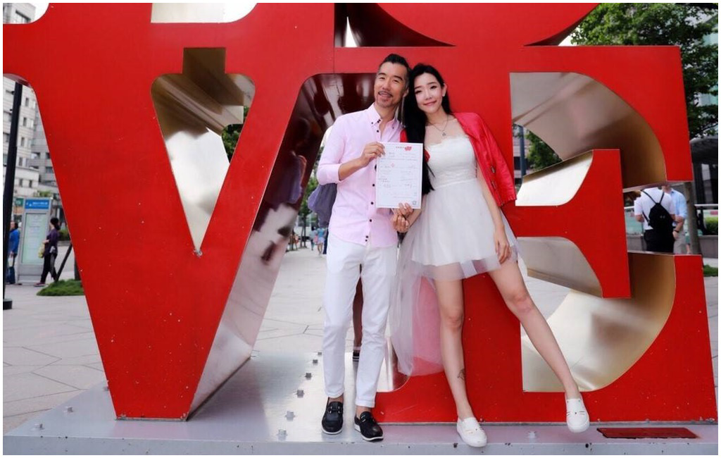 張兆志、許允樂2年前宣布離婚，但張兆志是為了對方選擇分手。（翻攝臉書）