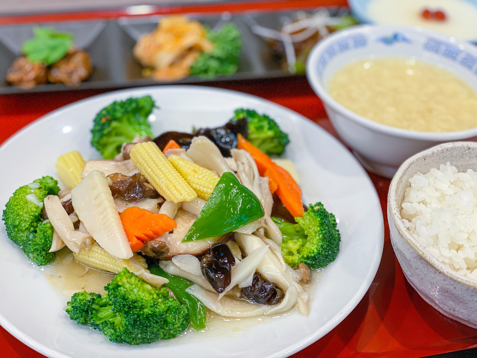 減重醫師魏士航表示減重也可不挨餓，目前他遵守211餐盤均衡攝取蔬菜跟蛋白質、澱粉，輕鬆甩肉22公斤。（示意圖，photoAC）